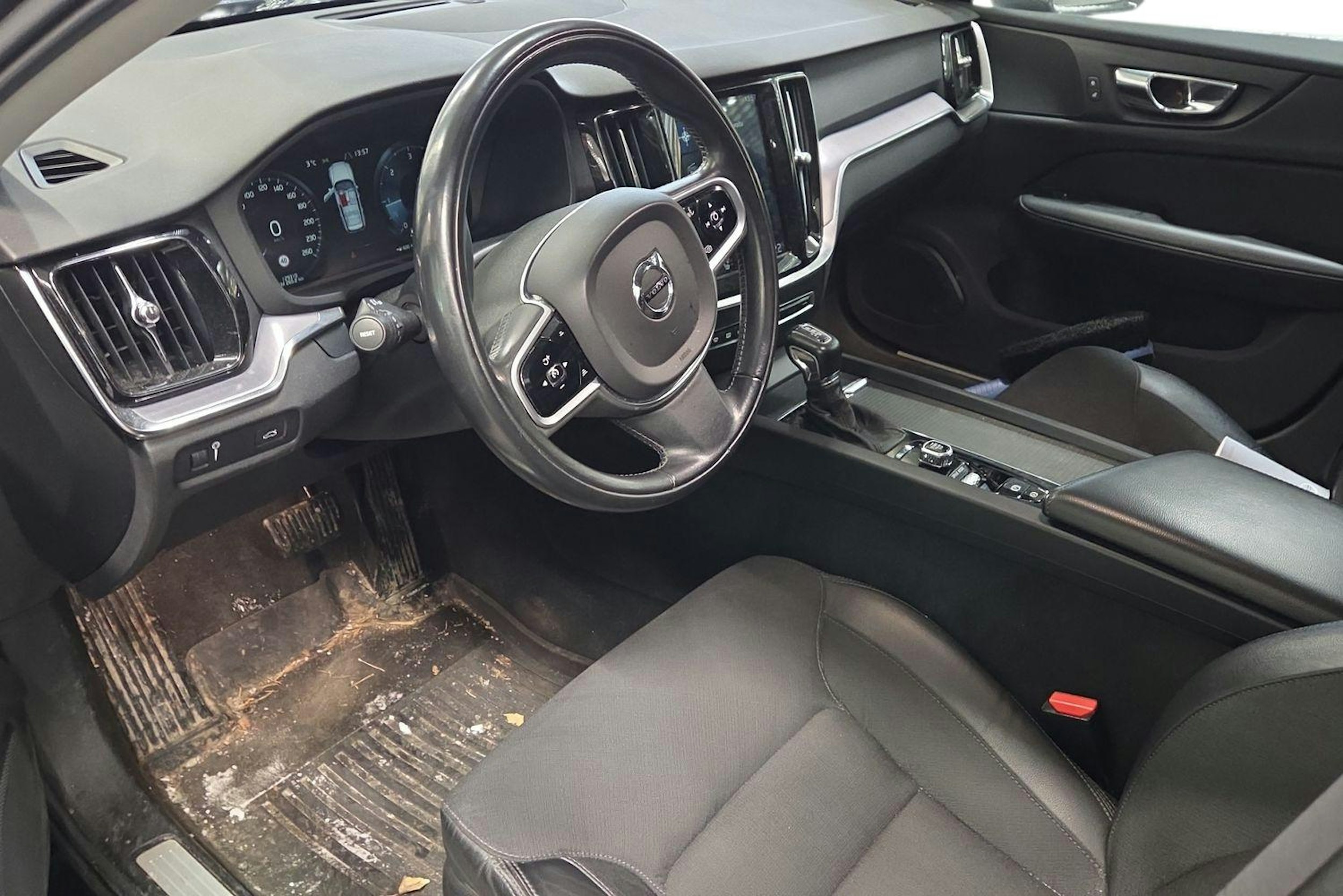 musta Volvo V60 2019 kuva 3.