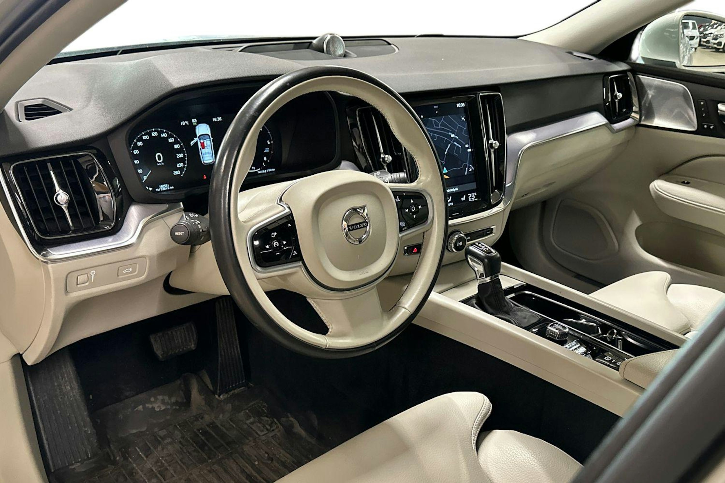 harmaa Volvo V60 2019 kuva 3.