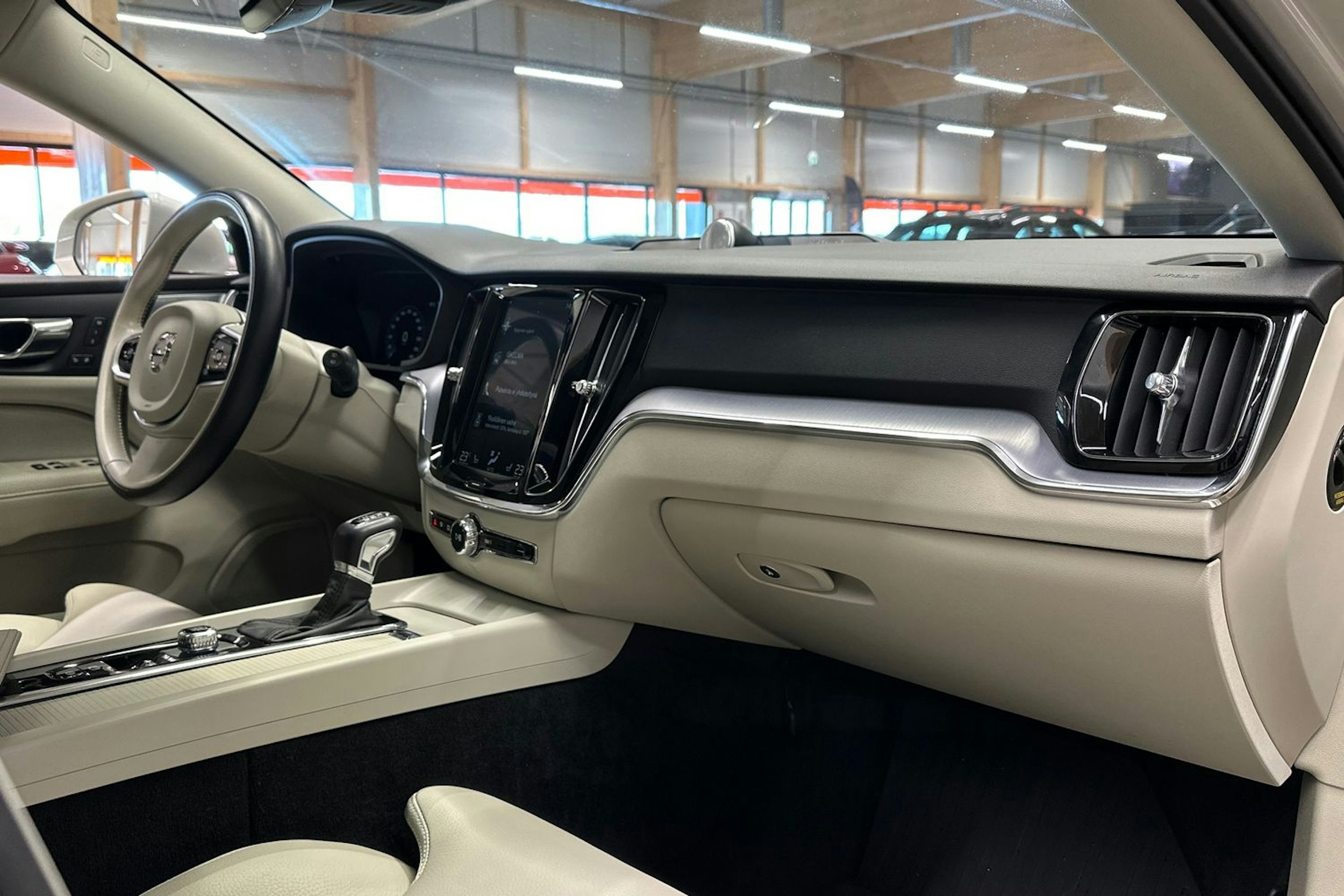 harmaa Volvo V60 2019 kuva 13.