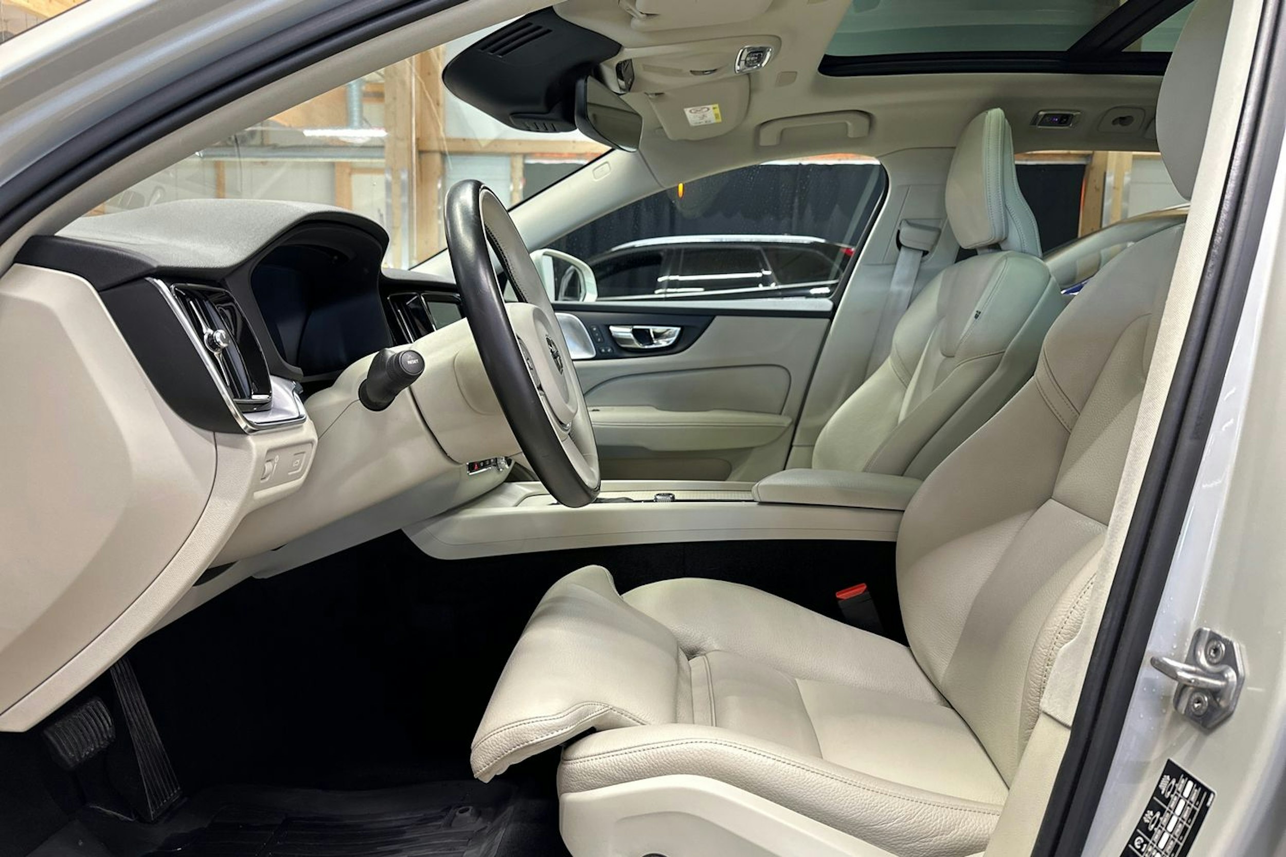 harmaa Volvo V60 2019 kuva 18.