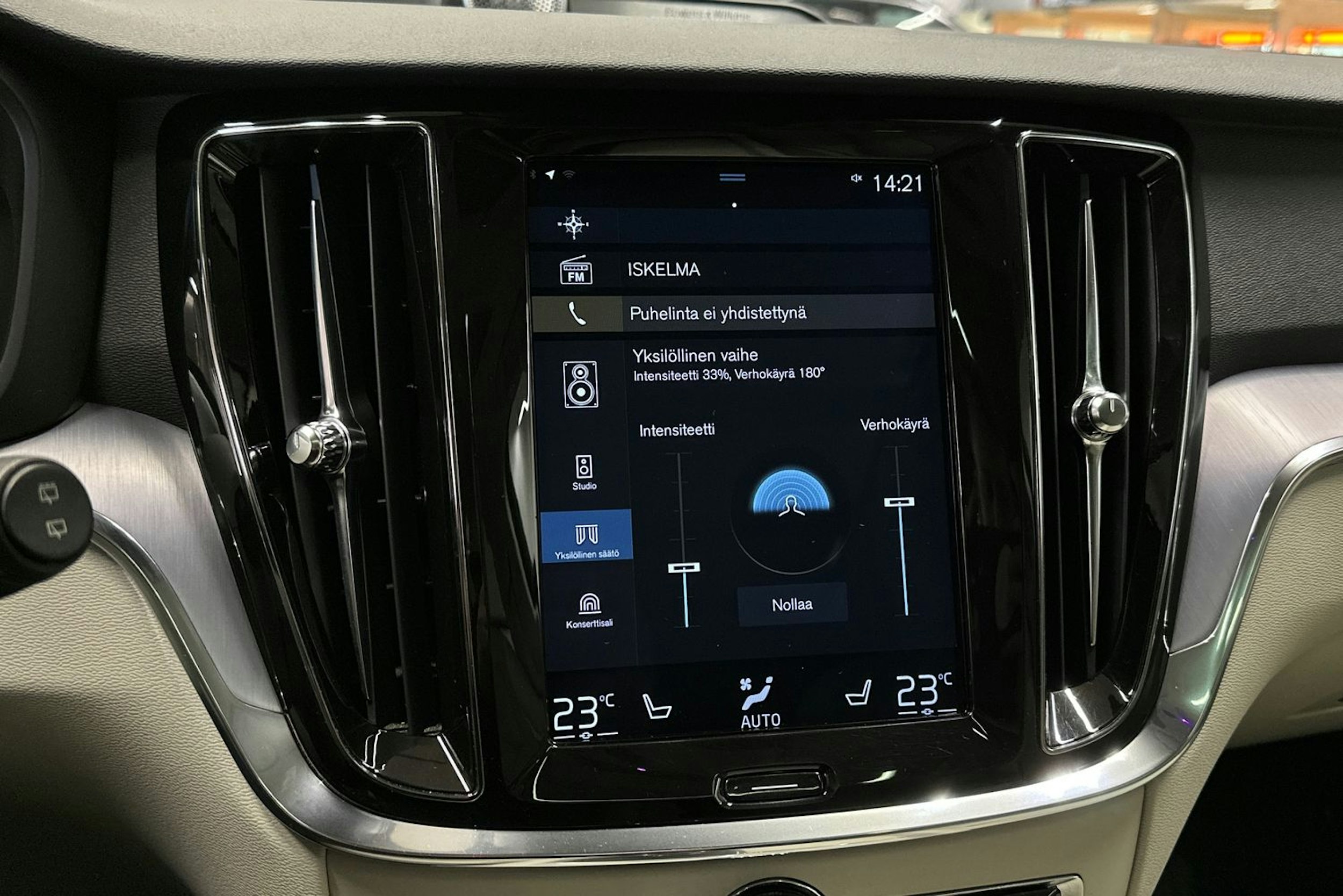 harmaa Volvo V60 2019 kuva 22.