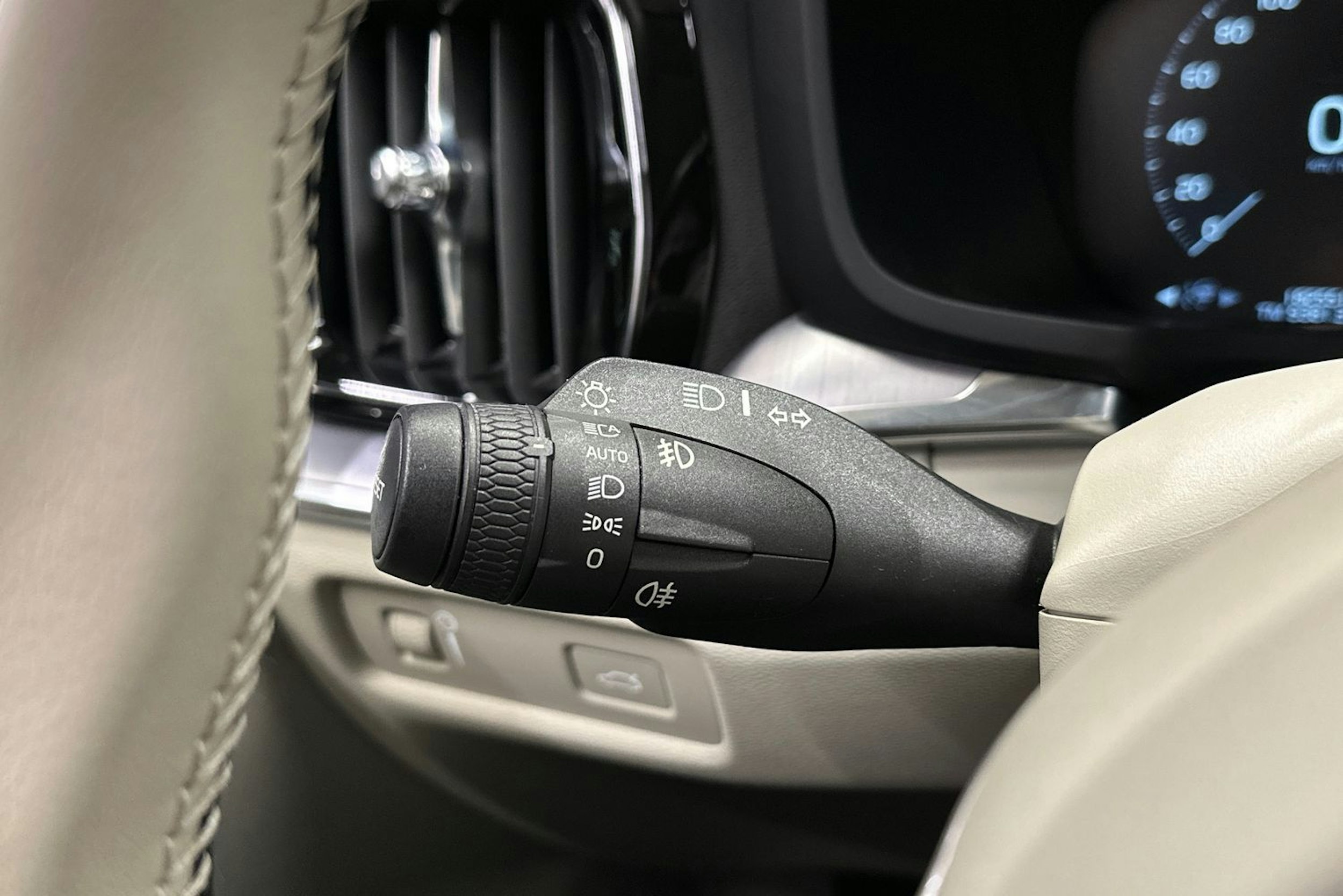 harmaa Volvo V60 2019 kuva 30.