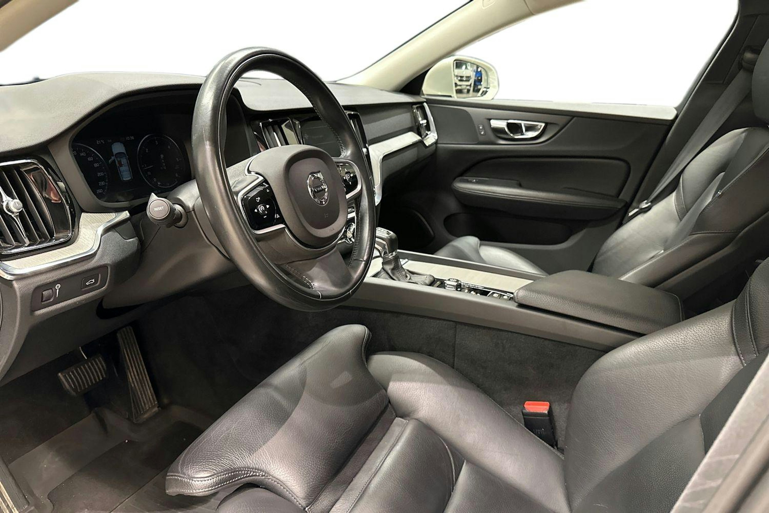 Harmaa Volvo V60 2019 kuva 7.