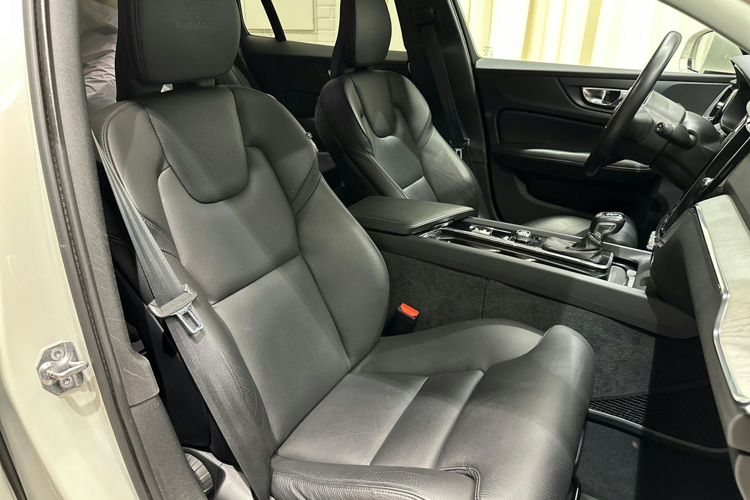 Harmaa Volvo V60 2019 kuva 25.