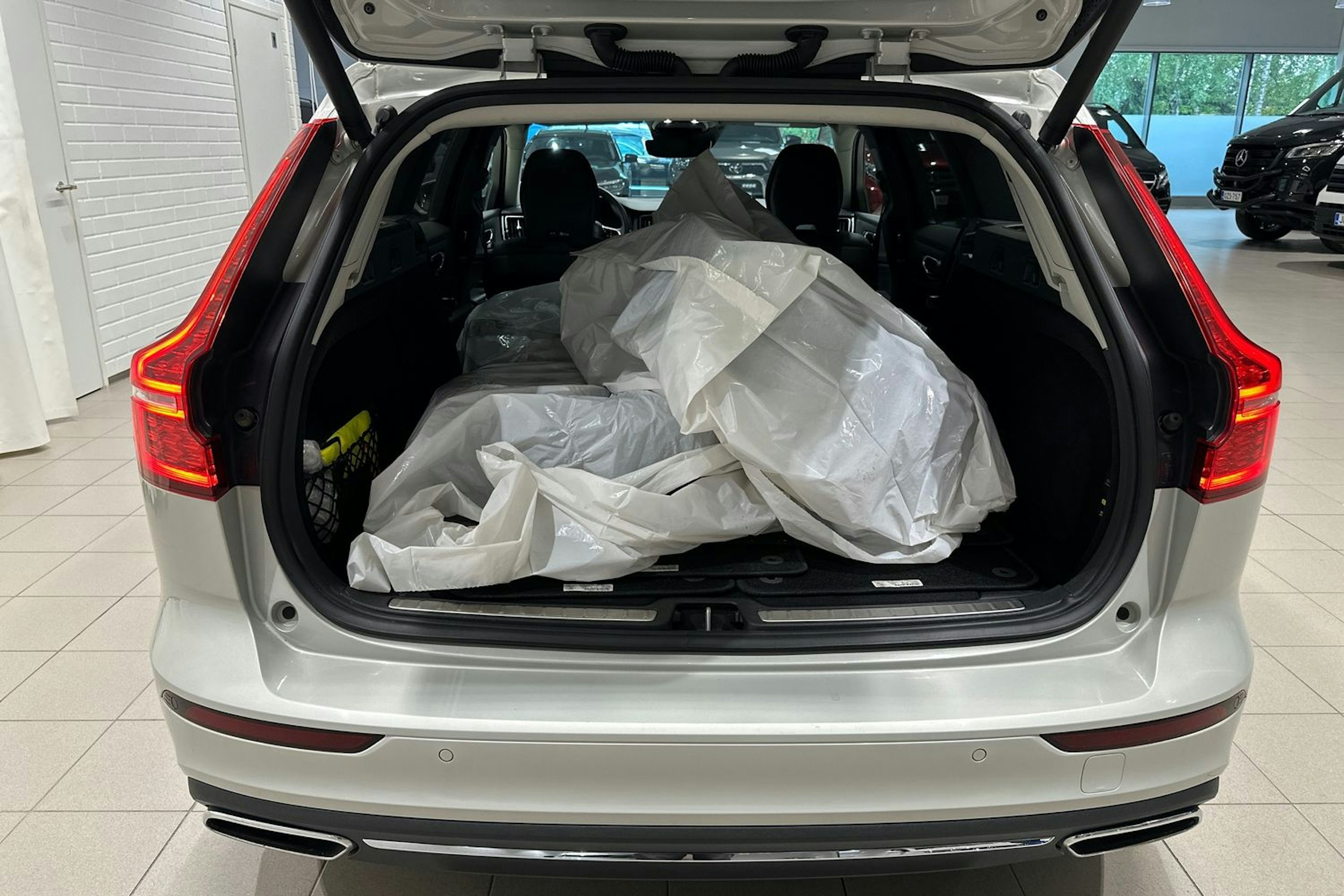 Harmaa Volvo V60 2019 kuva 26.