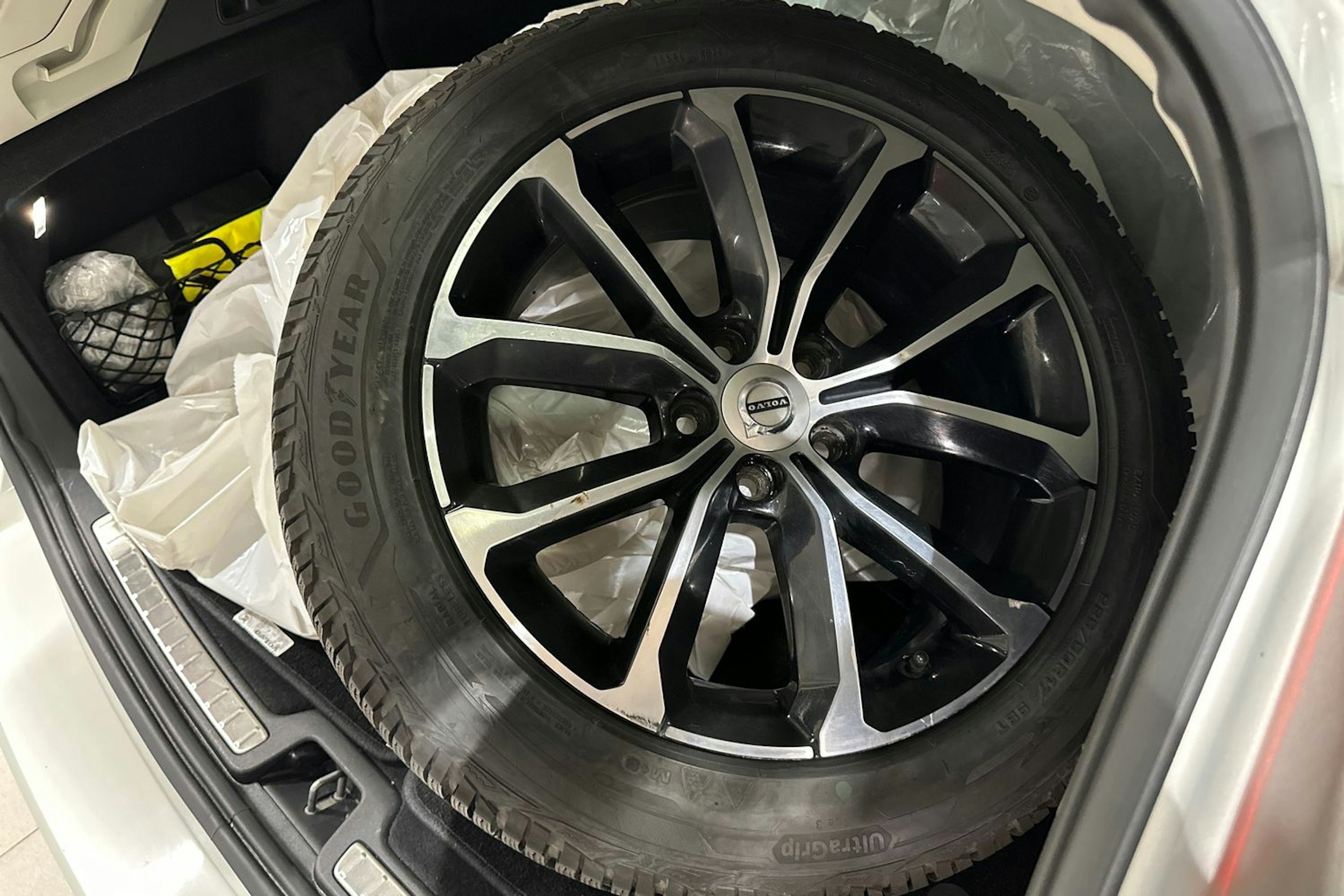 Harmaa Volvo V60 2019 kuva 28.
