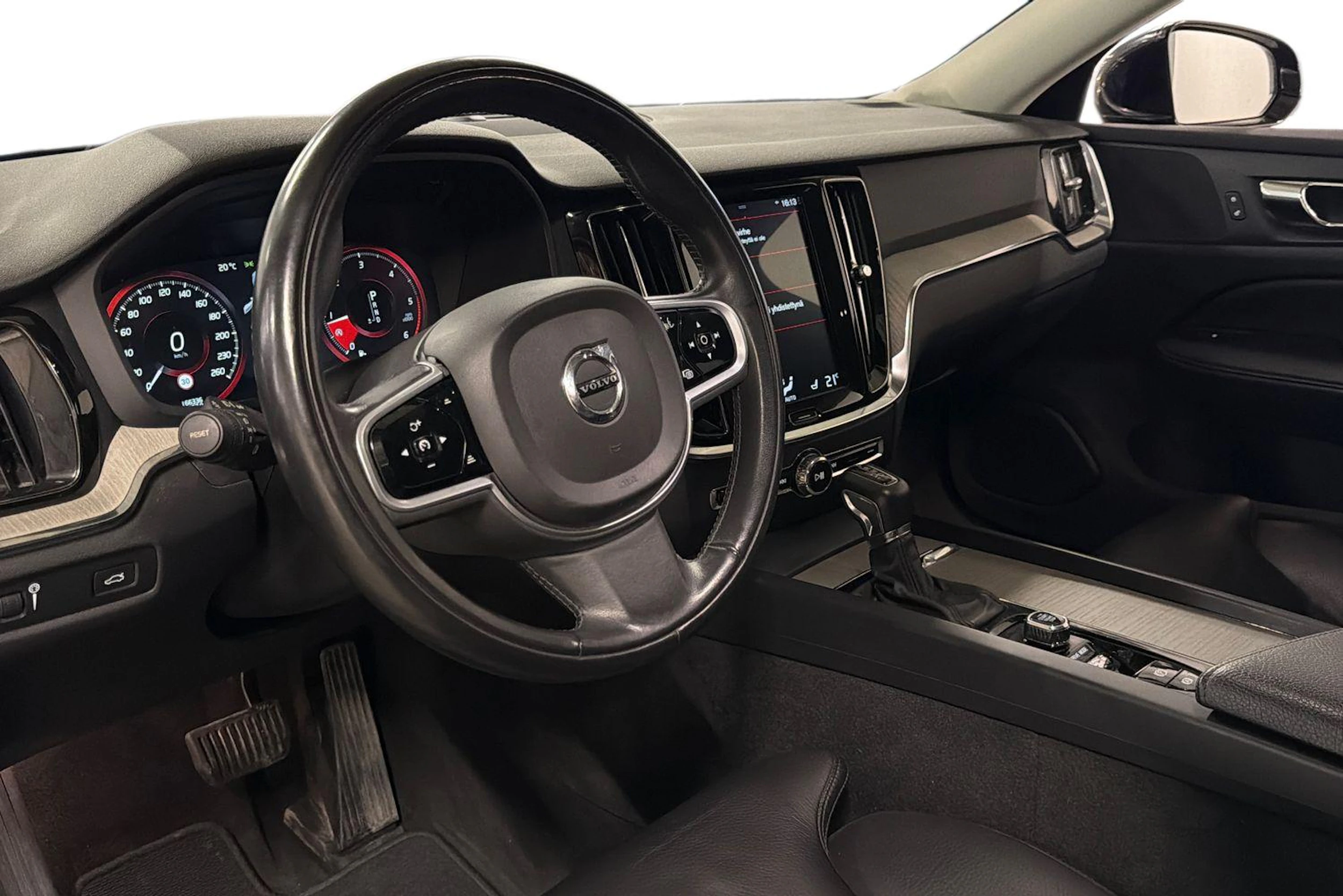 musta Volvo V60 2019 kuva 6.