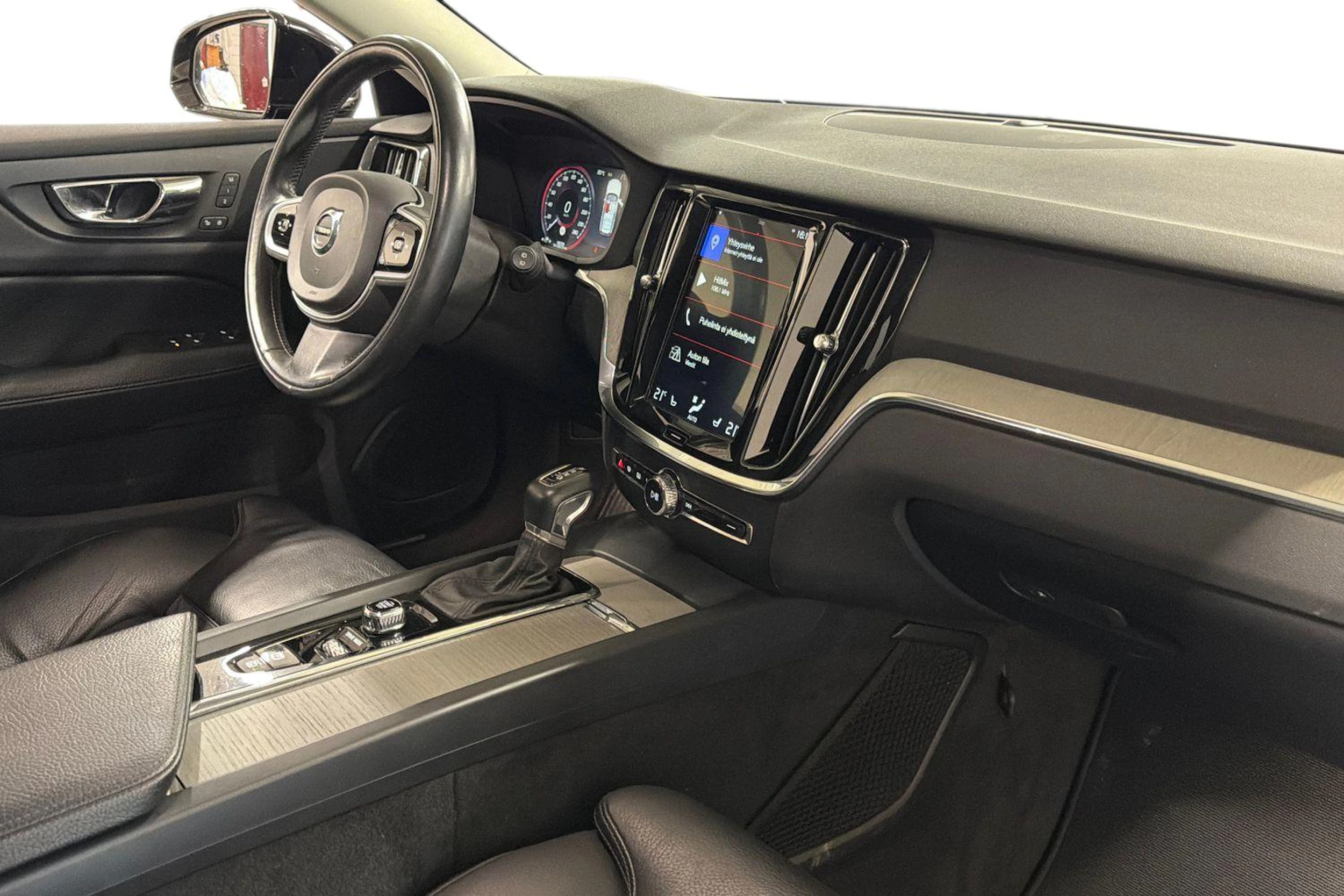 musta Volvo V60 2019 kuva 9.