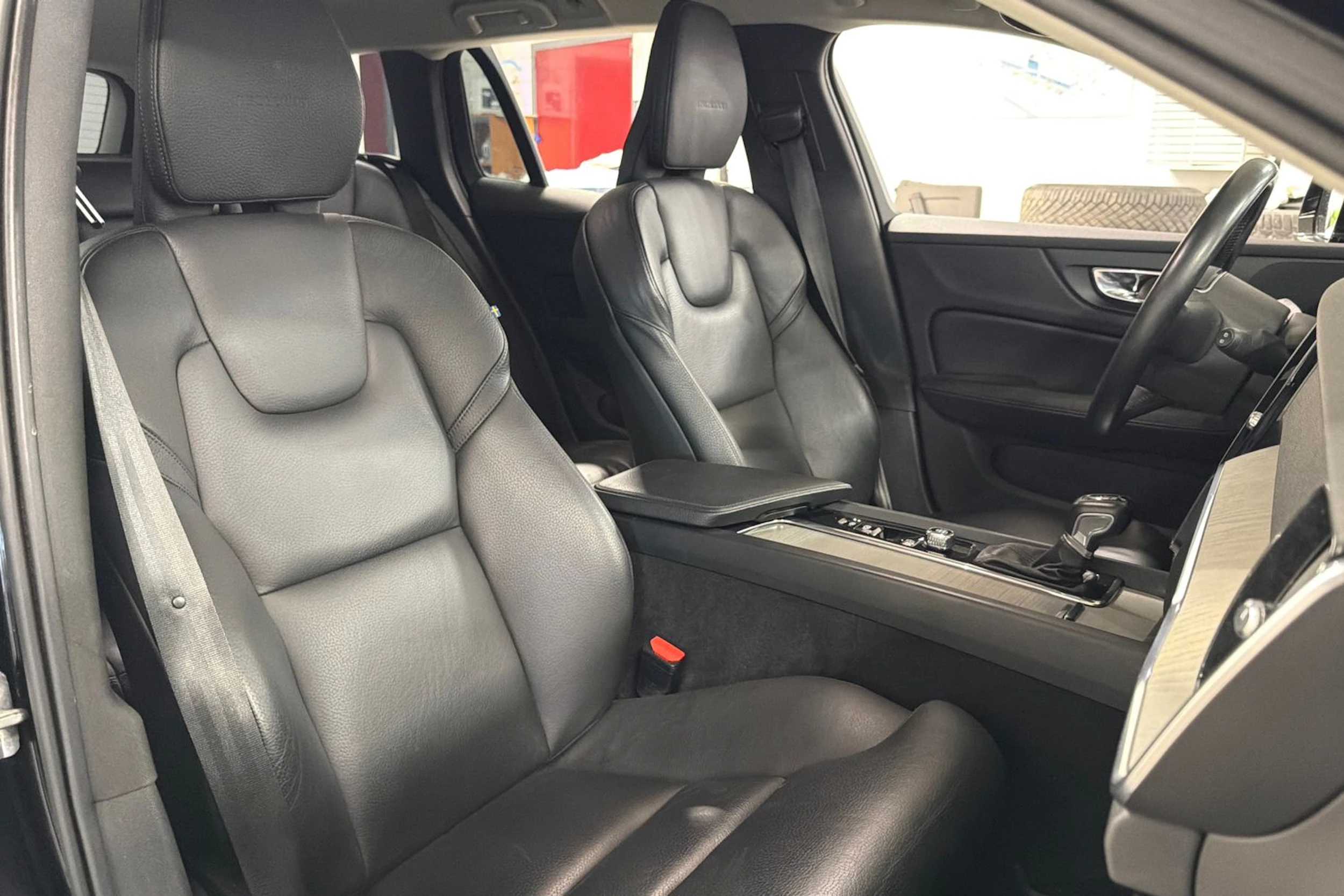 musta Volvo V60 2019 kuva 10.