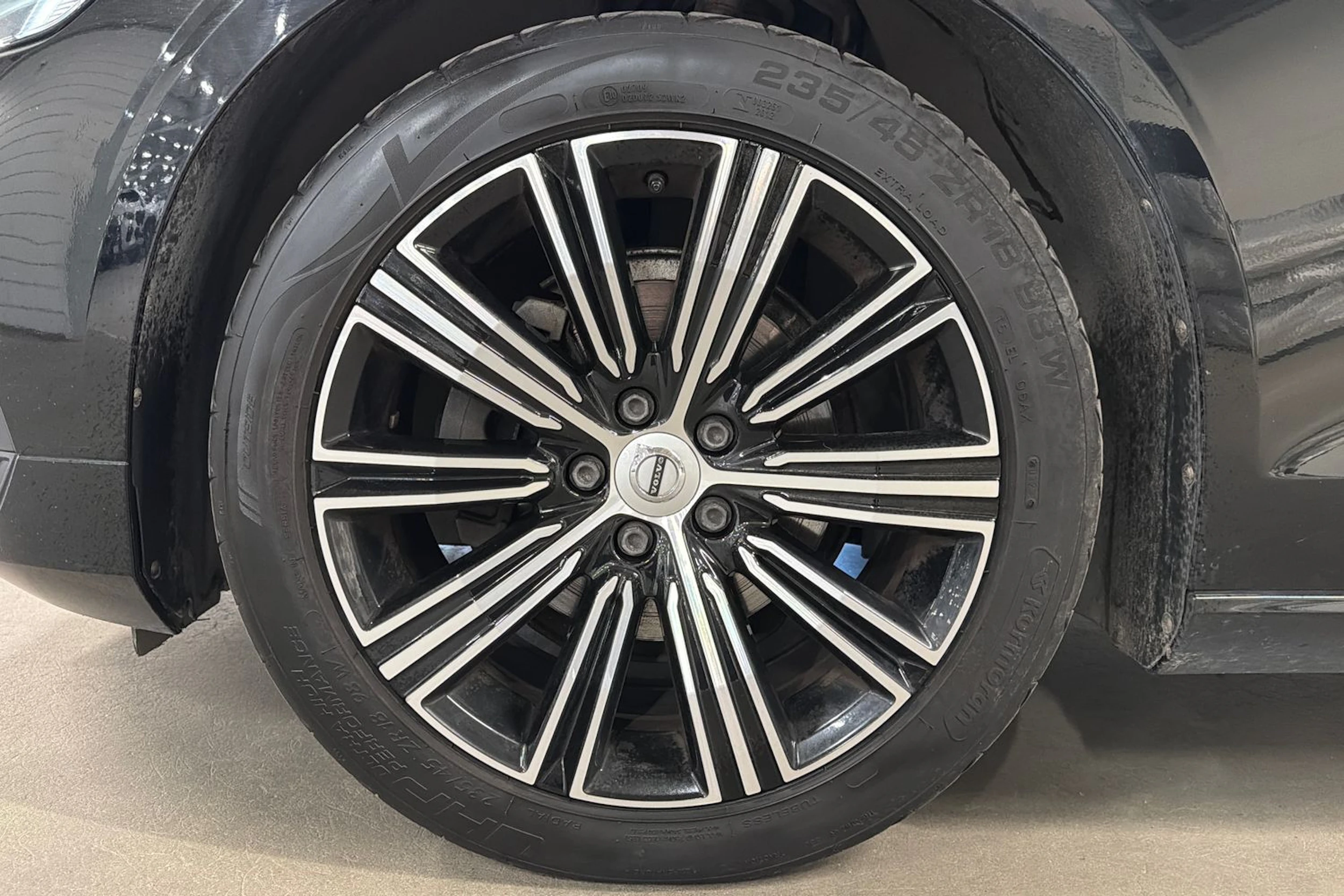 musta Volvo V60 2019 kuva 11.