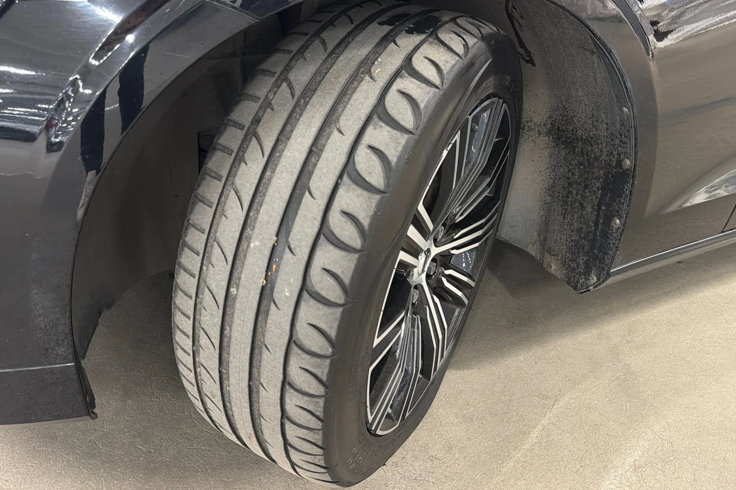 musta Volvo V60 2019 kuva 12.