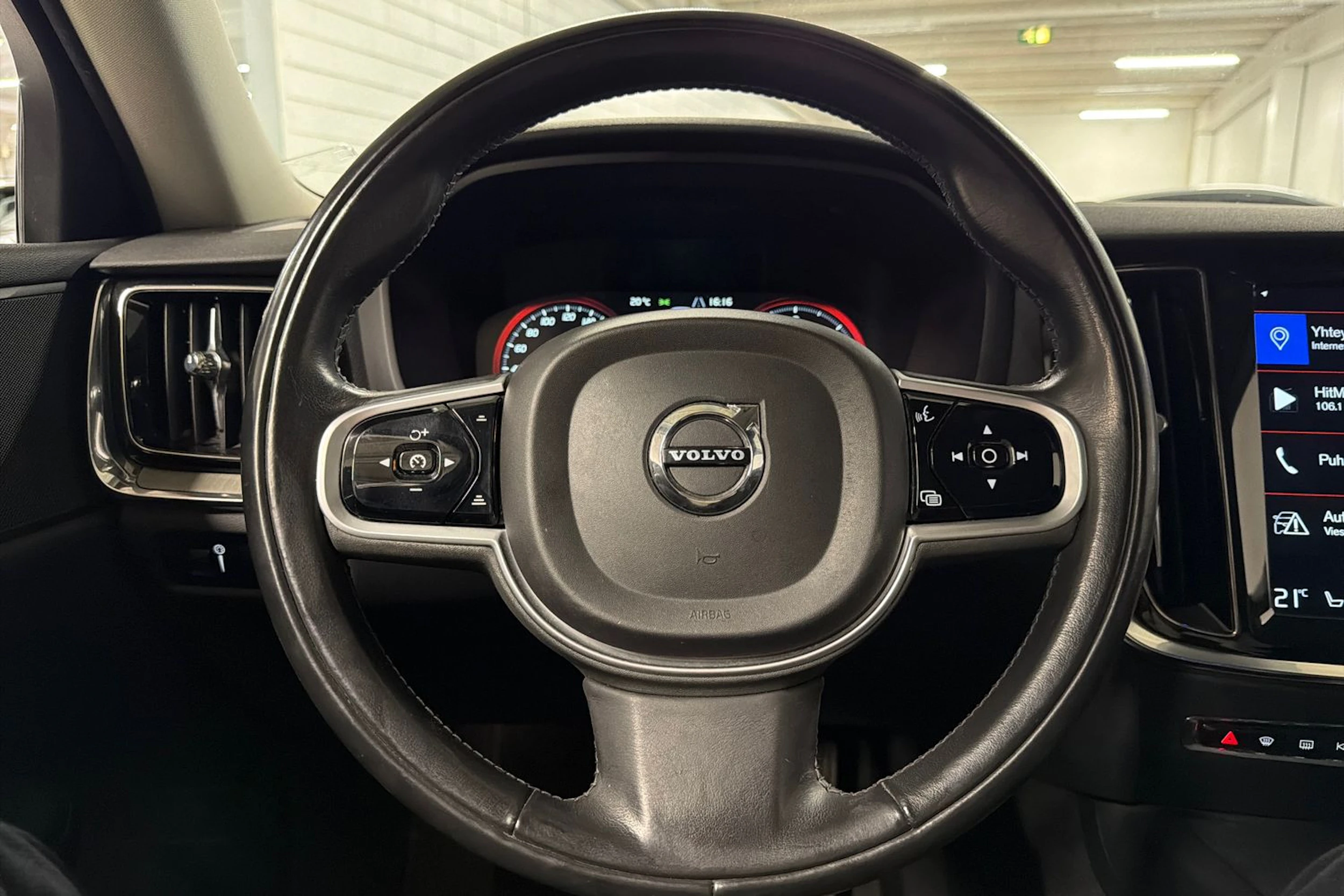 musta Volvo V60 2019 kuva 15.