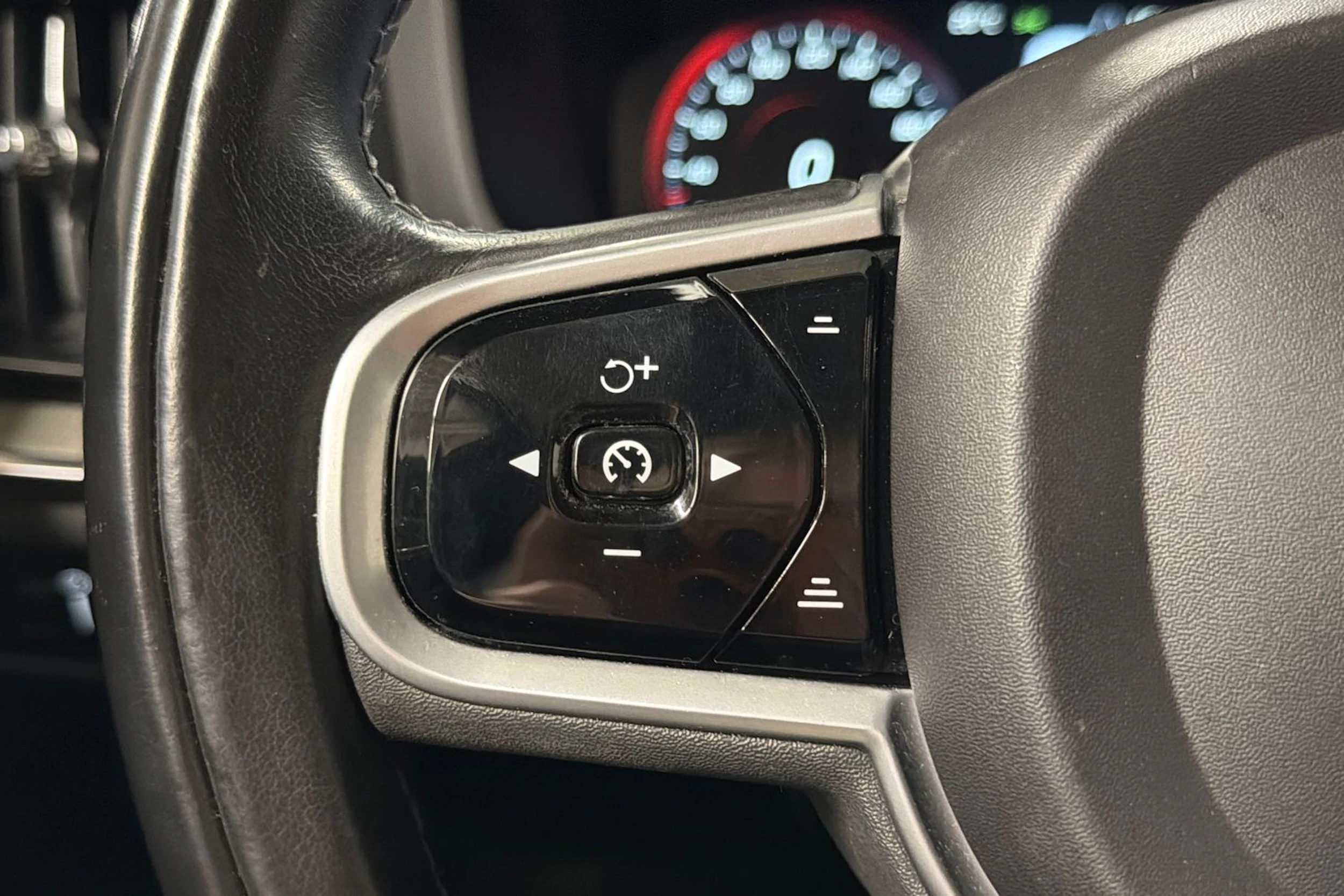 musta Volvo V60 2019 kuva 16.