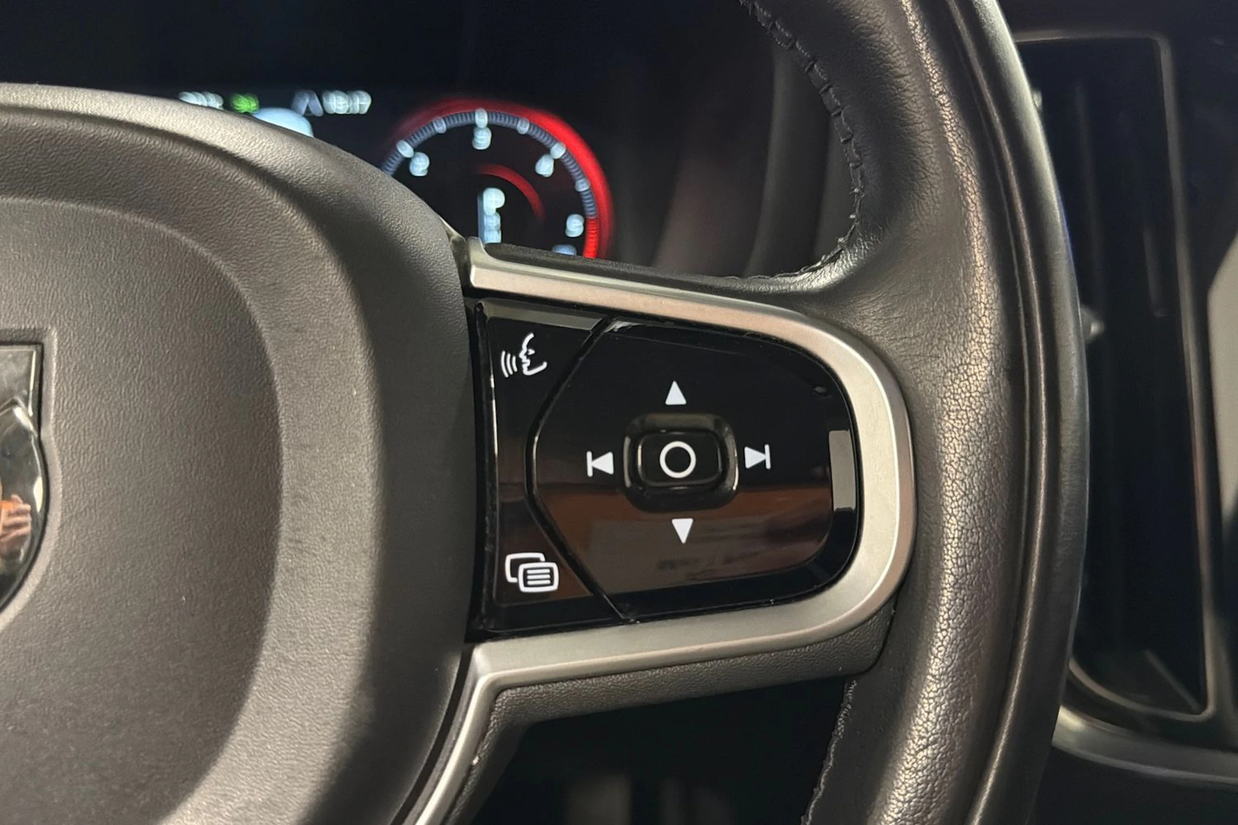 musta Volvo V60 2019 kuva 17.