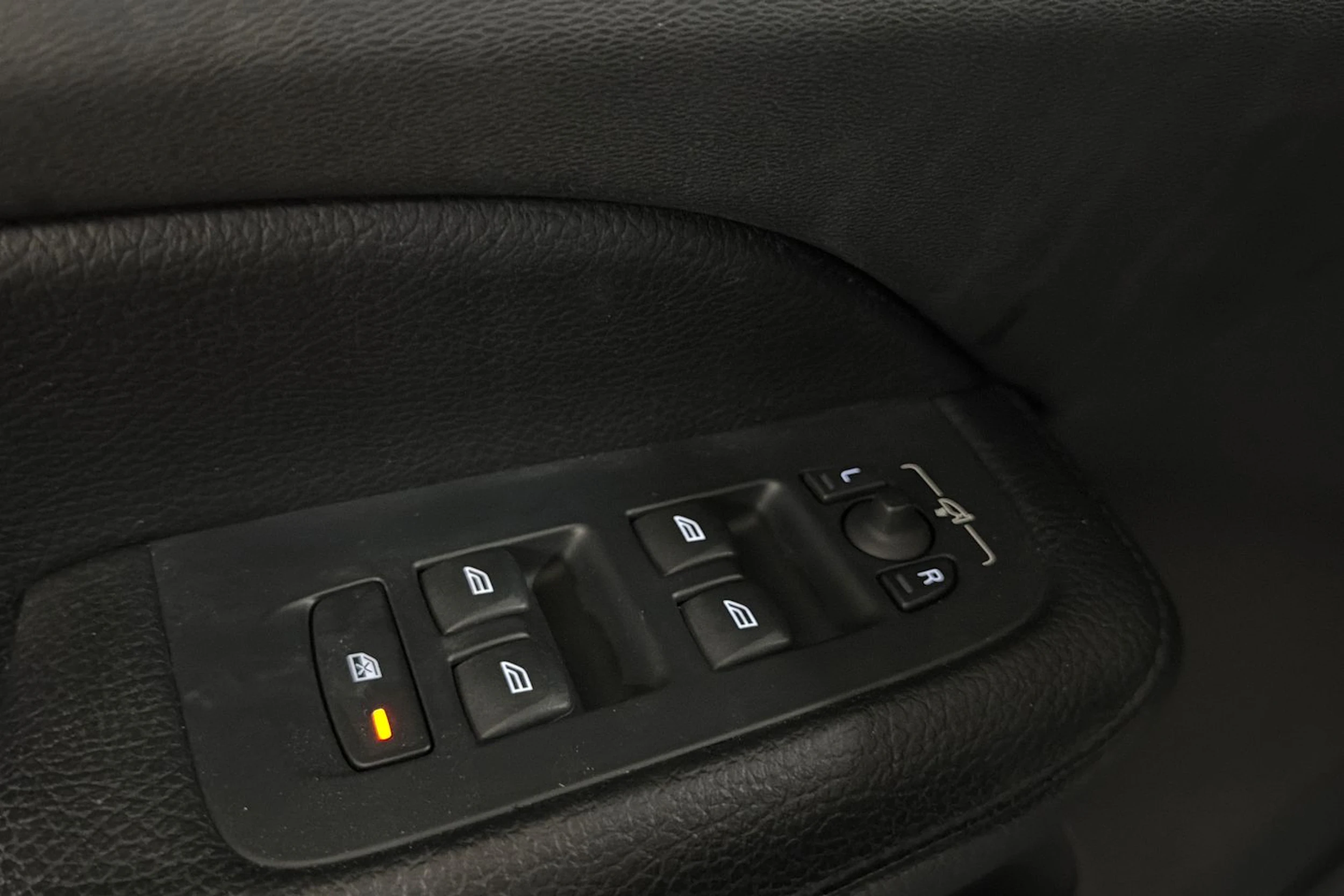 musta Volvo V60 2019 kuva 20.