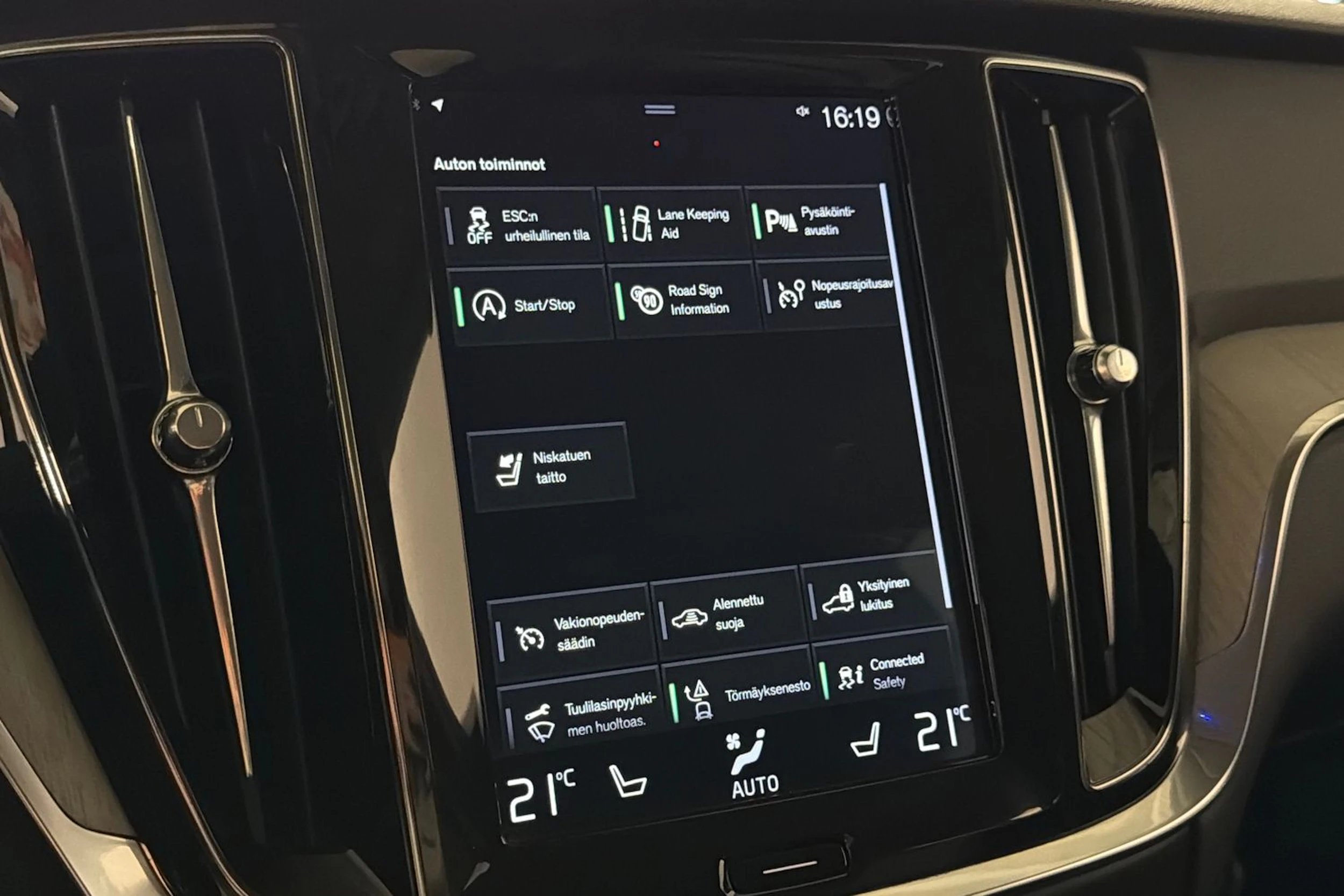 musta Volvo V60 2019 kuva 22.
