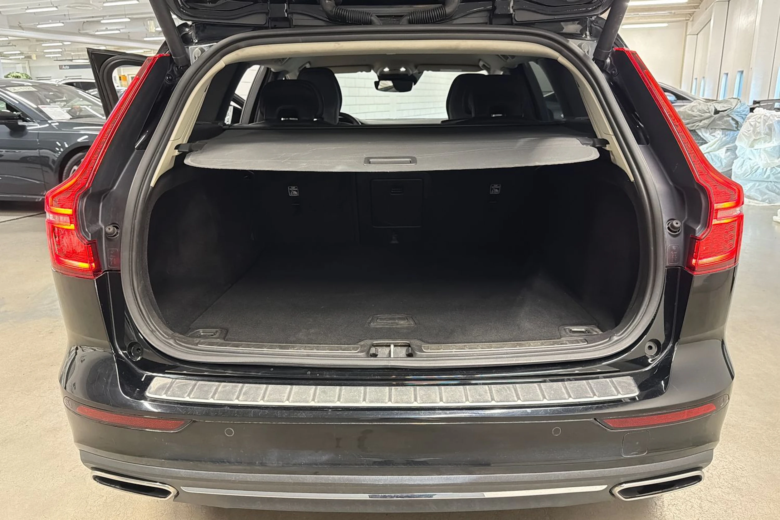 musta Volvo V60 2019 kuva 25.
