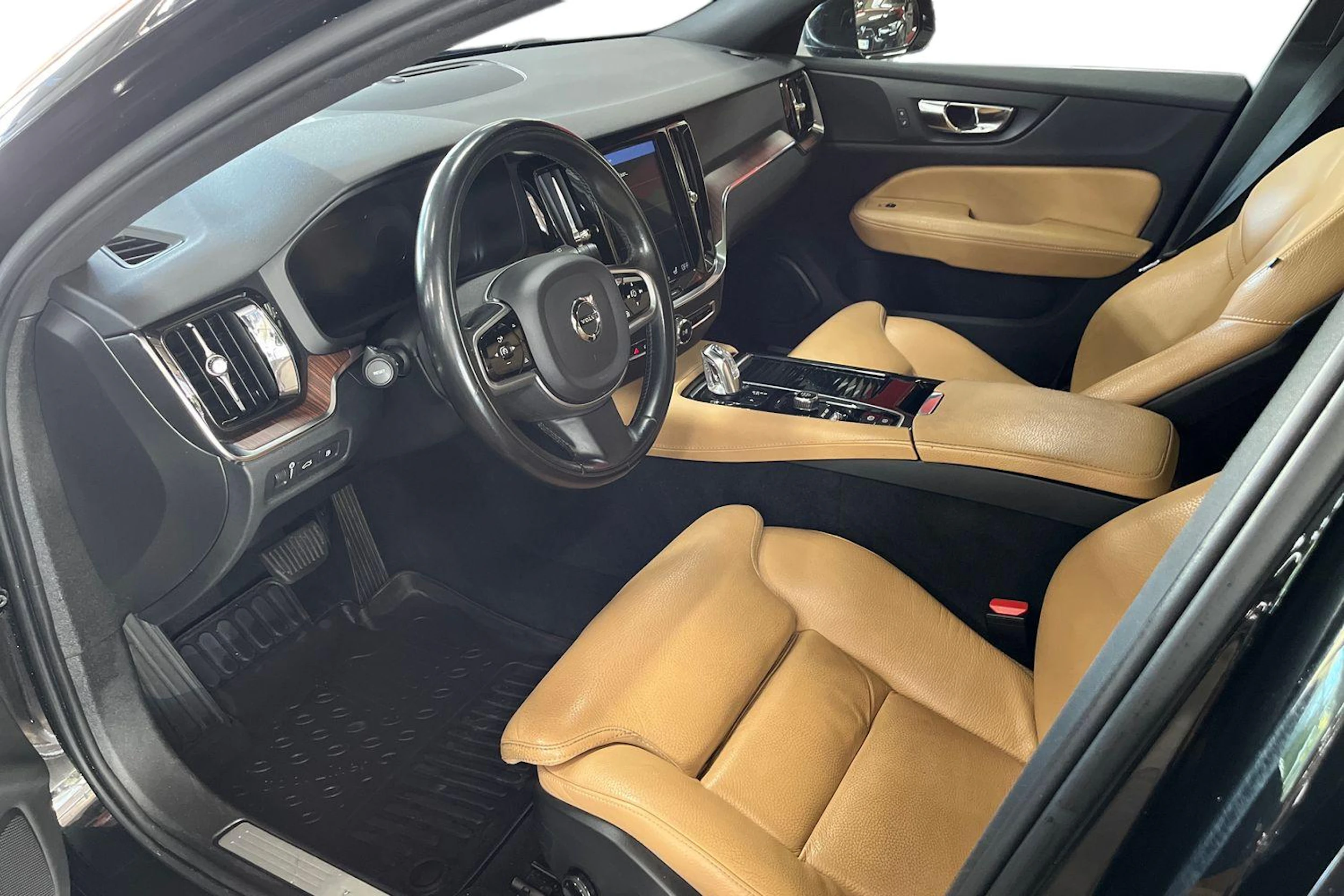 Musta Volvo V60 2019 kuva 6.