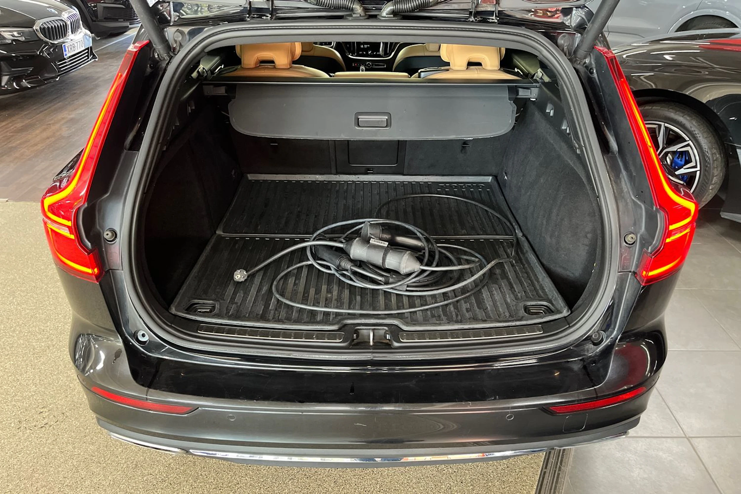 Musta Volvo V60 2019 kuva 12.