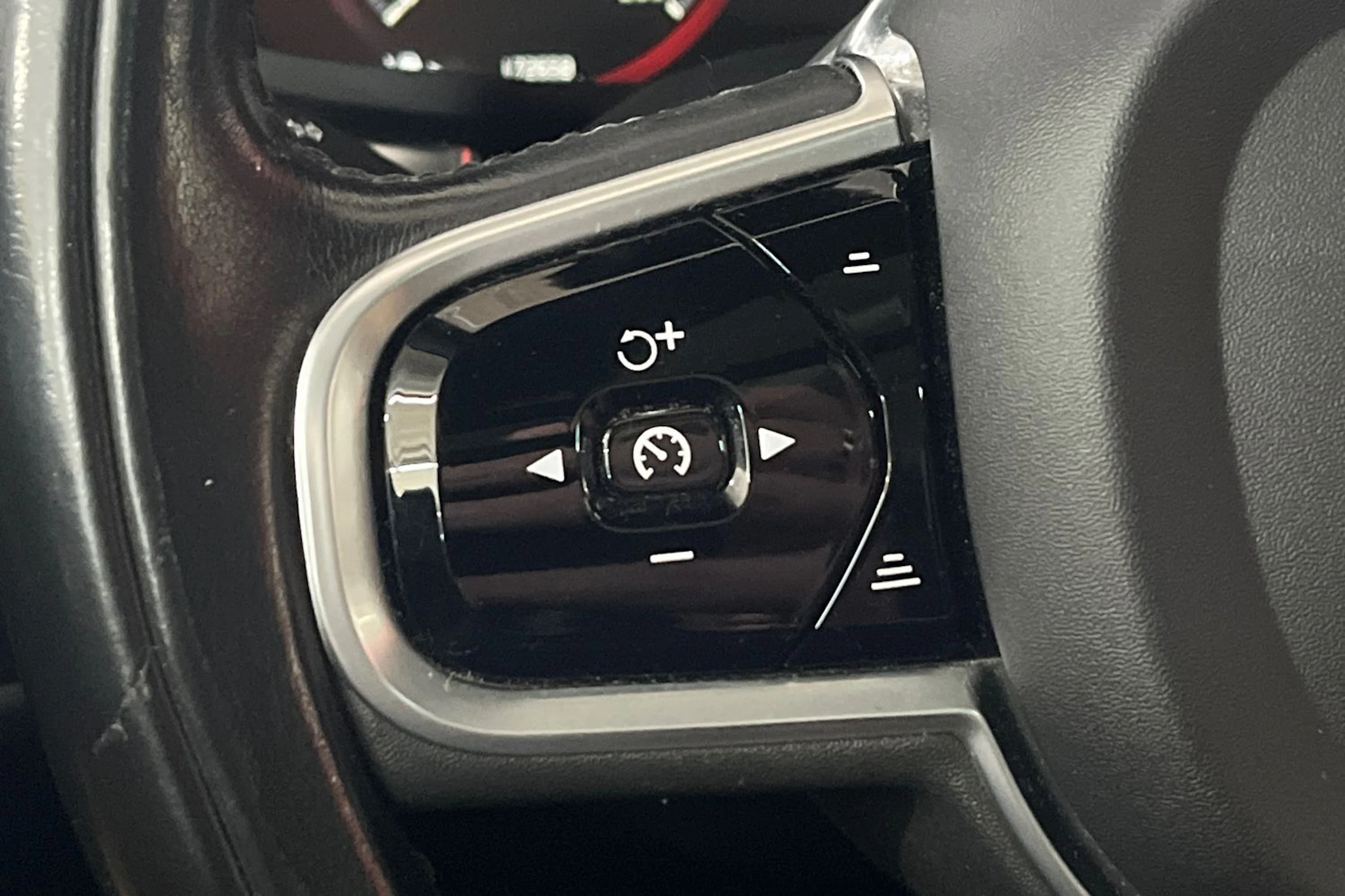 Musta Volvo V60 2019 kuva 17.