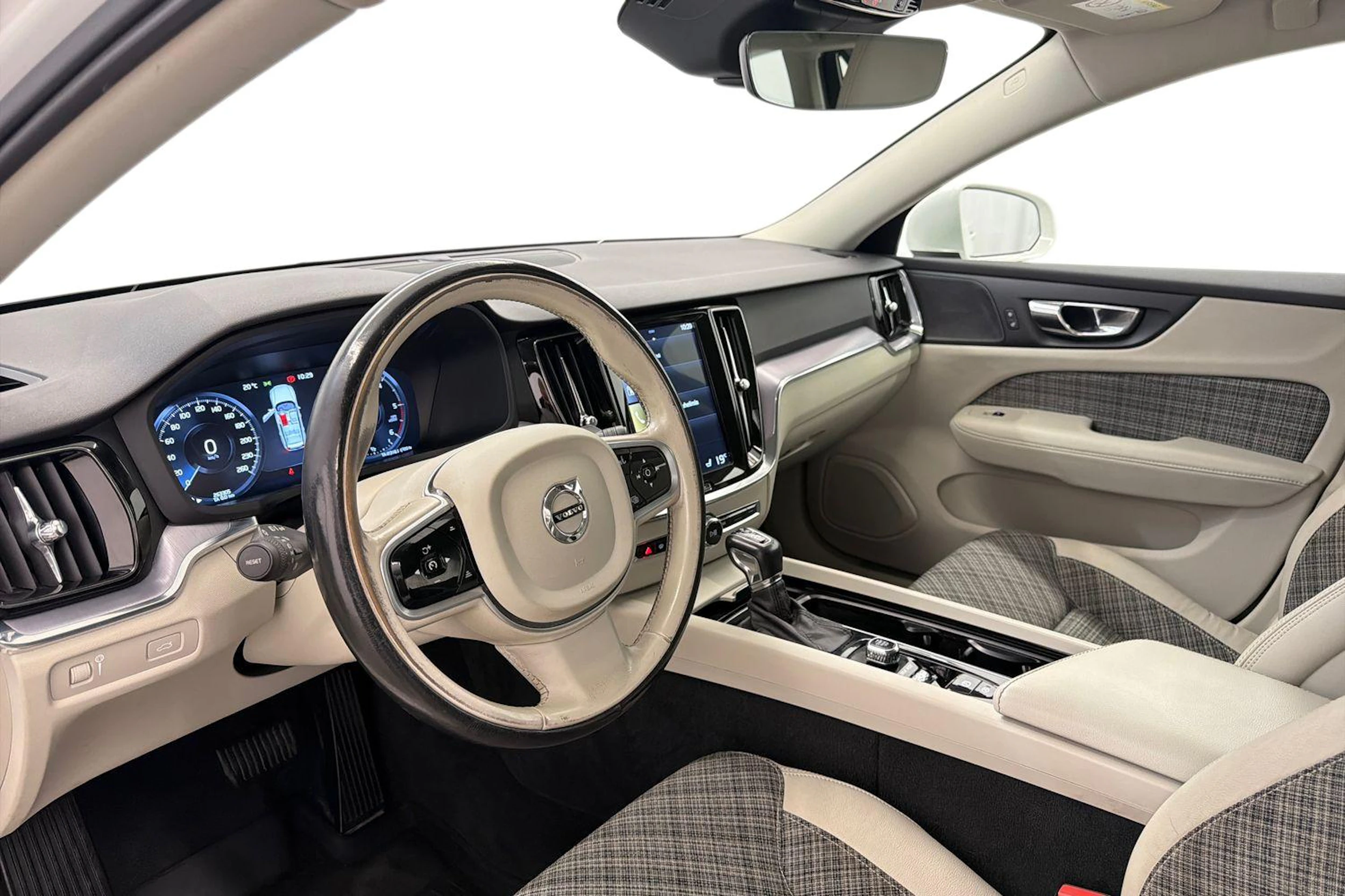 valkoinen Volvo V60 2019 kuva 6.