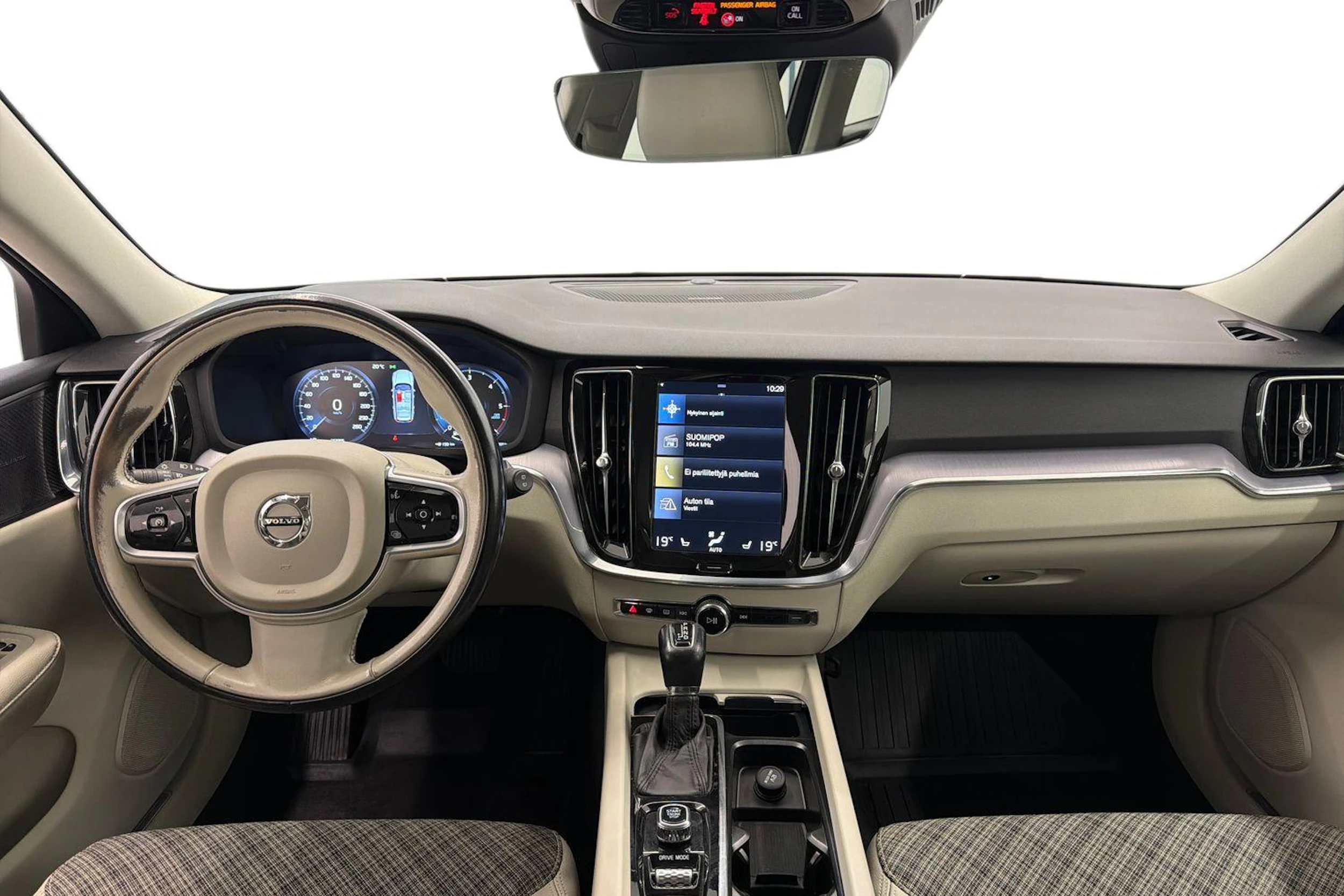 valkoinen Volvo V60 2019 kuva 7.