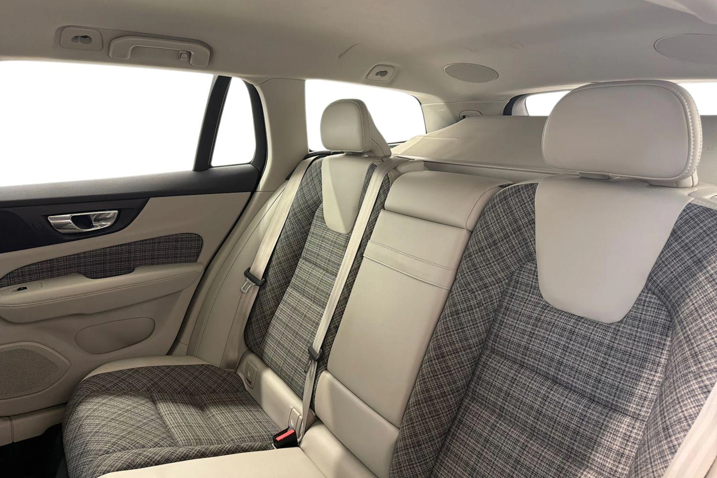 valkoinen Volvo V60 2019 kuva 8.