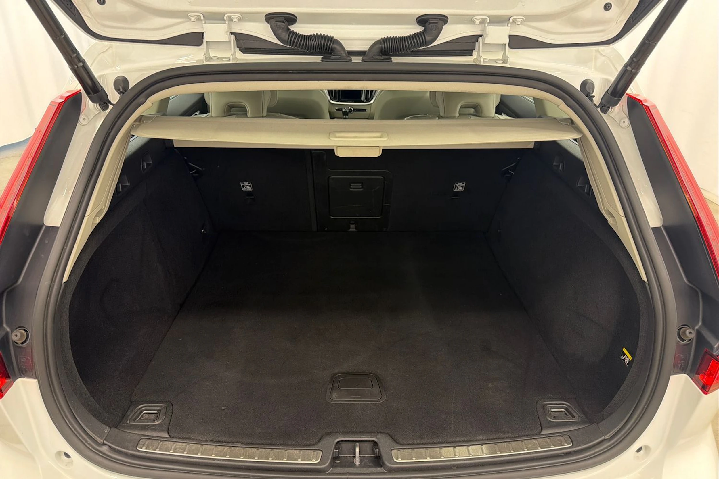 valkoinen Volvo V60 2019 kuva 13.