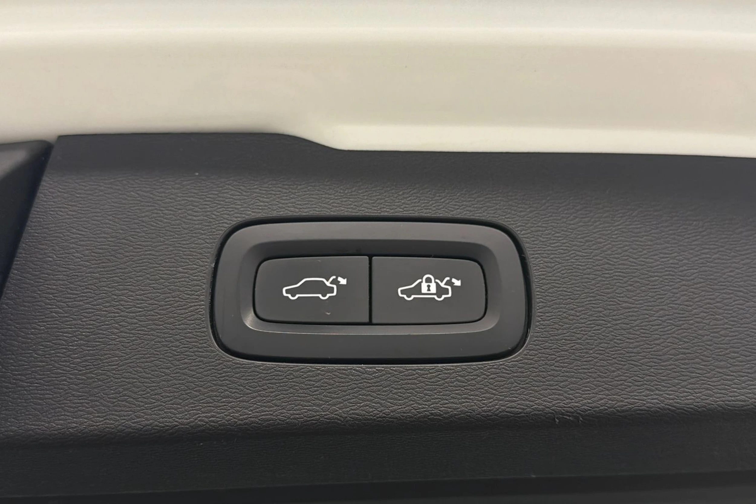 valkoinen Volvo V60 2019 kuva 14.