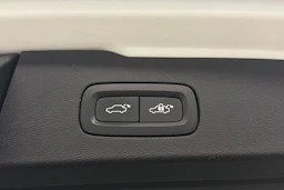 valkoinen Volvo V60 2019 kuva 14.
