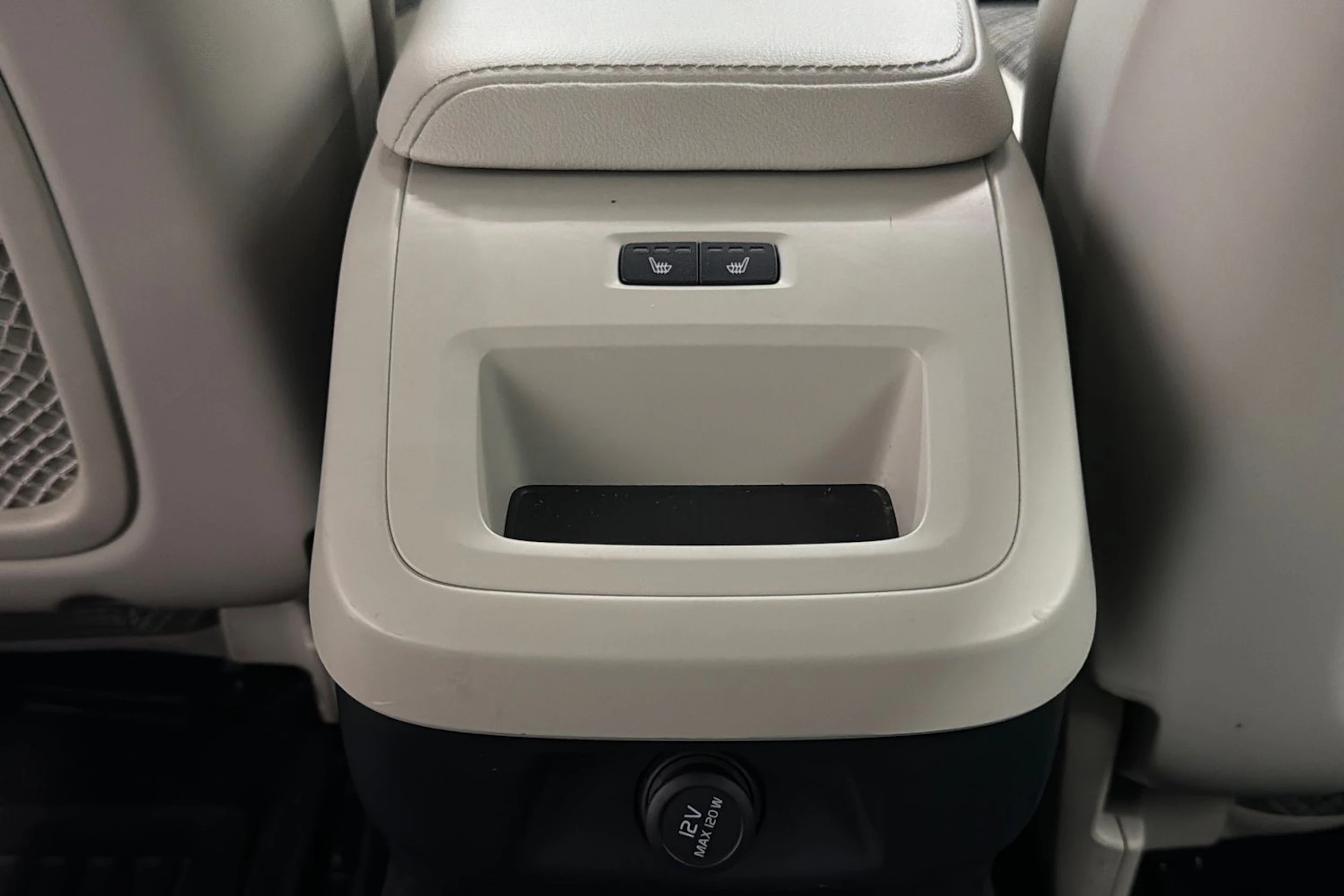 valkoinen Volvo V60 2019 kuva 17.