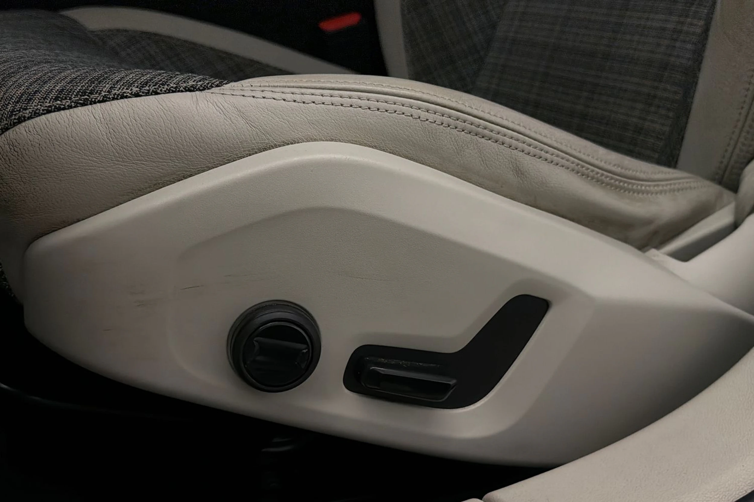 valkoinen Volvo V60 2019 kuva 18.