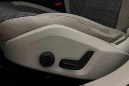 valkoinen Volvo V60 2019 kuva 18.