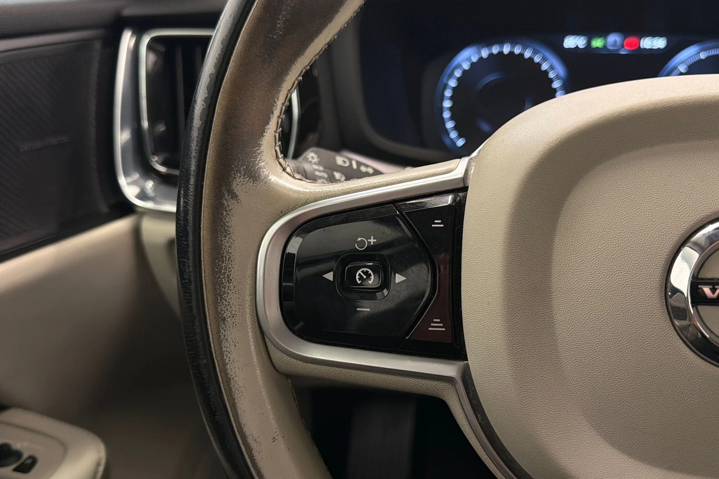 valkoinen Volvo V60 2019 kuva 21.
