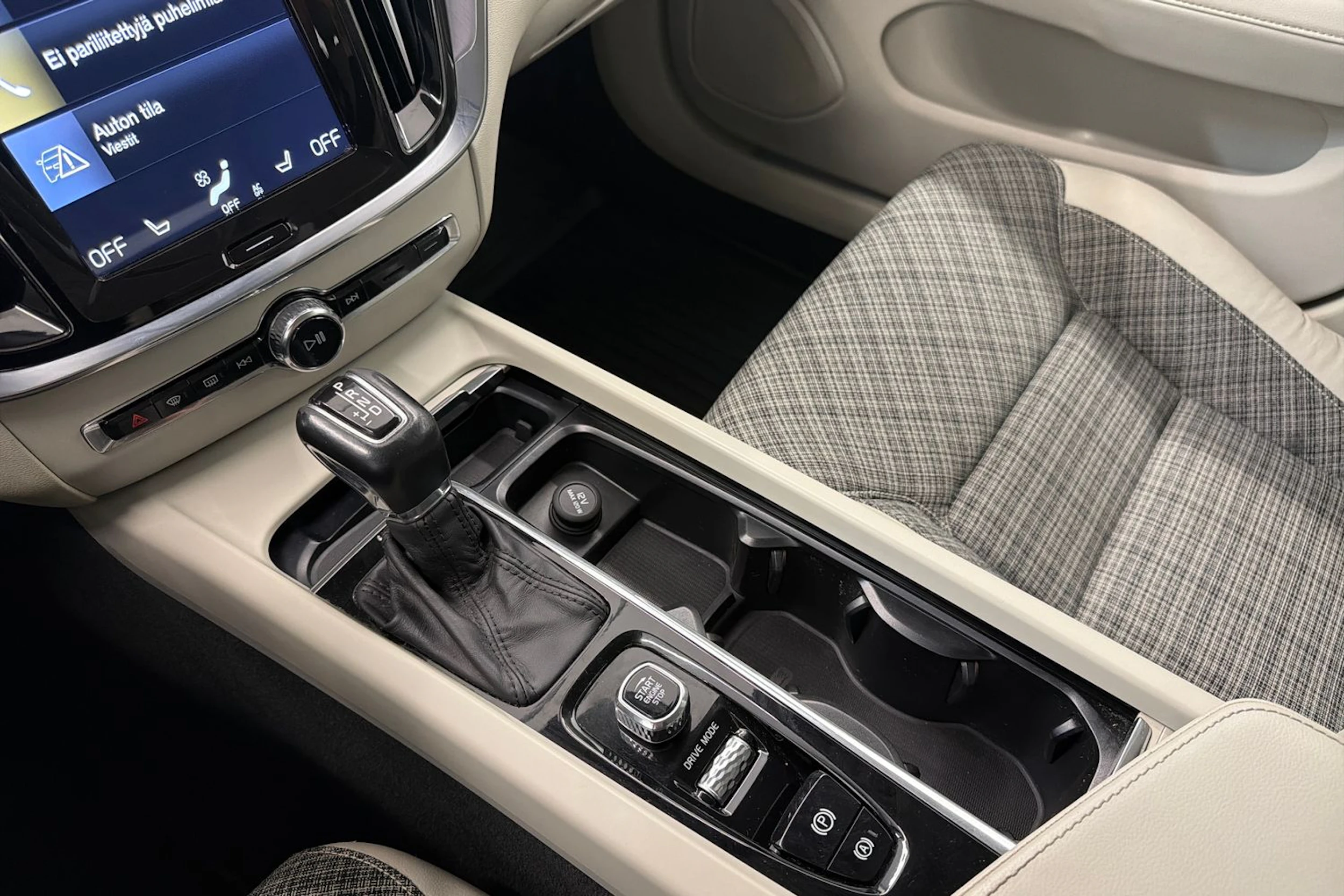 valkoinen Volvo V60 2019 kuva 23.
