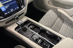 valkoinen Volvo V60 2019 kuva 23.