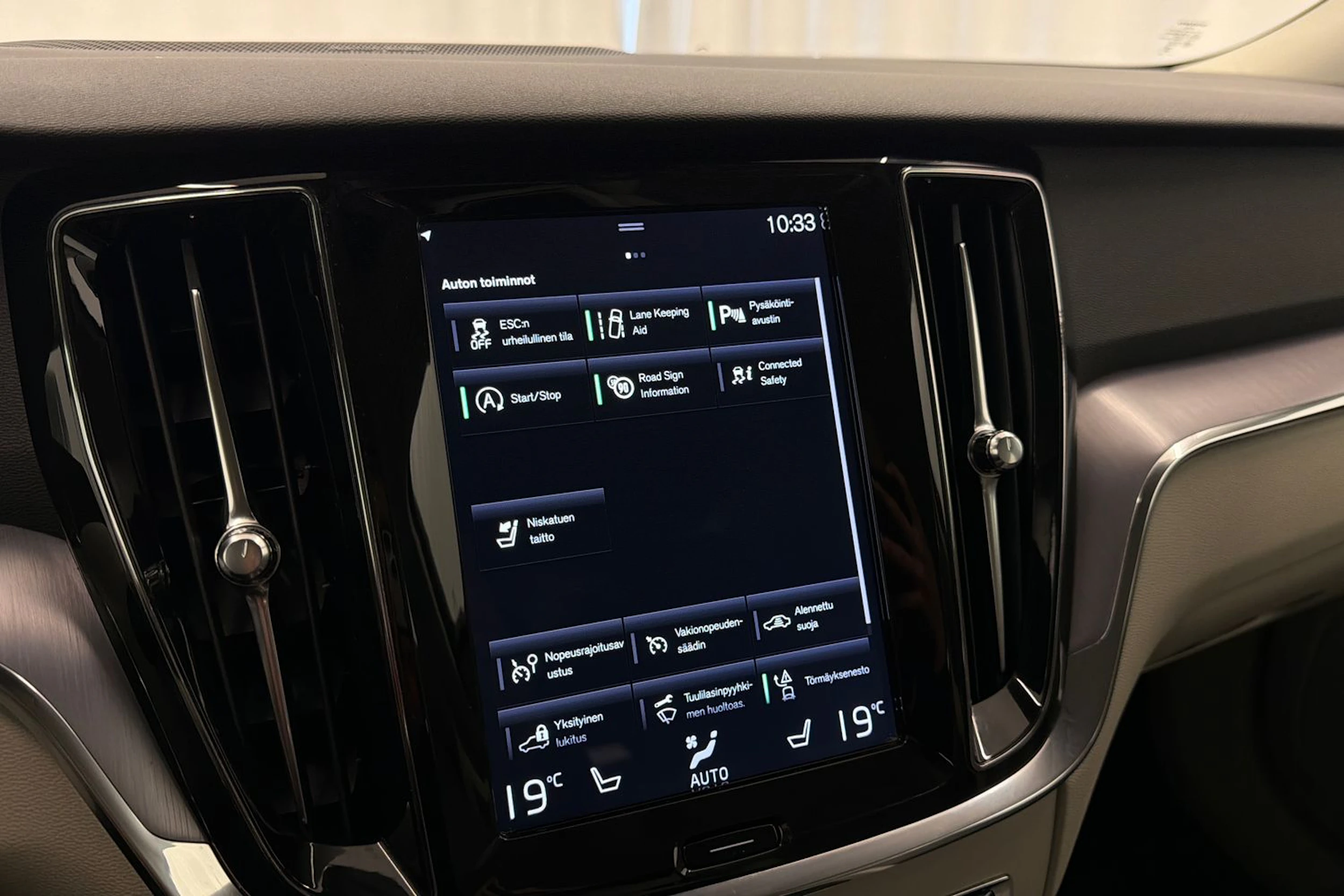 valkoinen Volvo V60 2019 kuva 25.