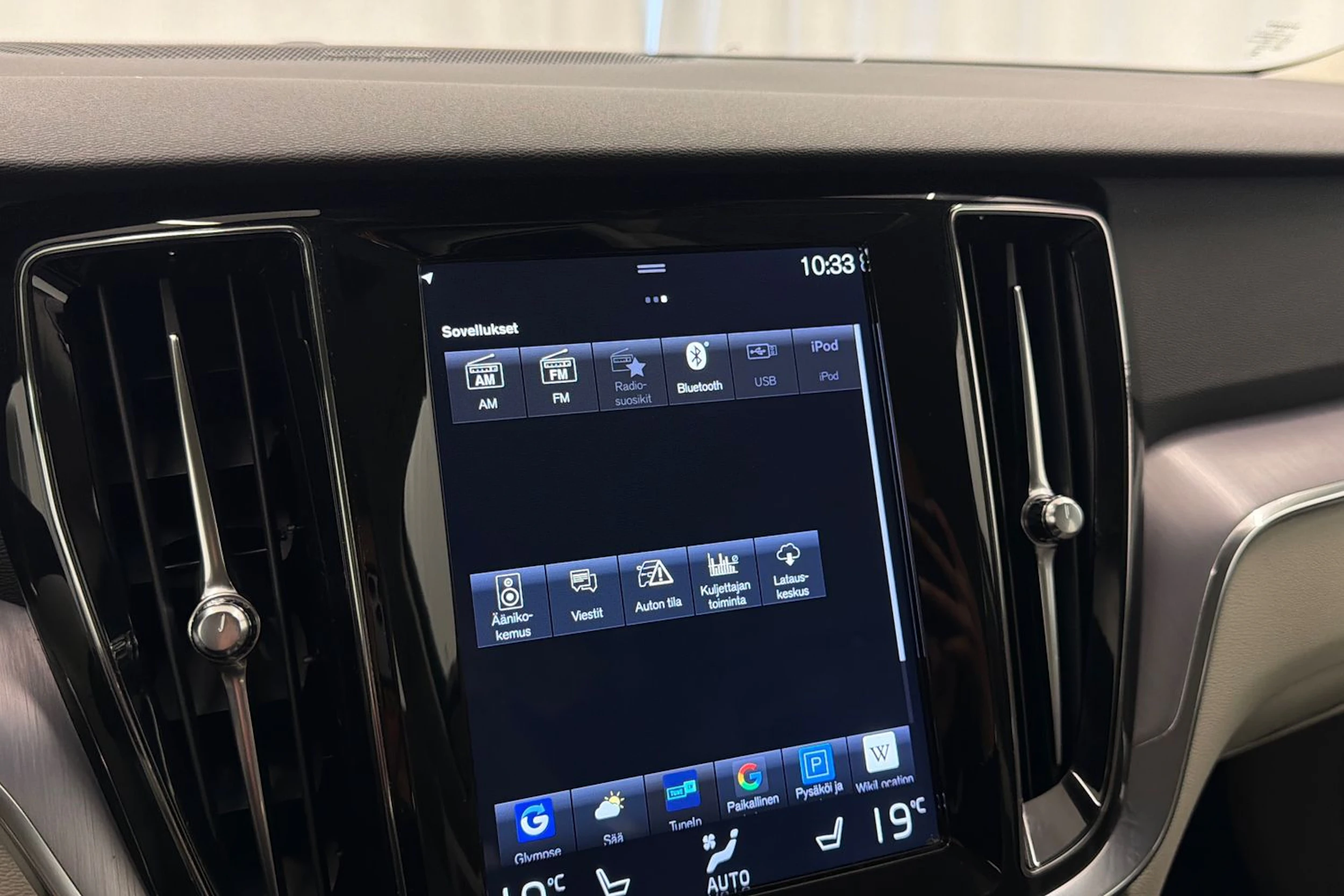 valkoinen Volvo V60 2019 kuva 26.