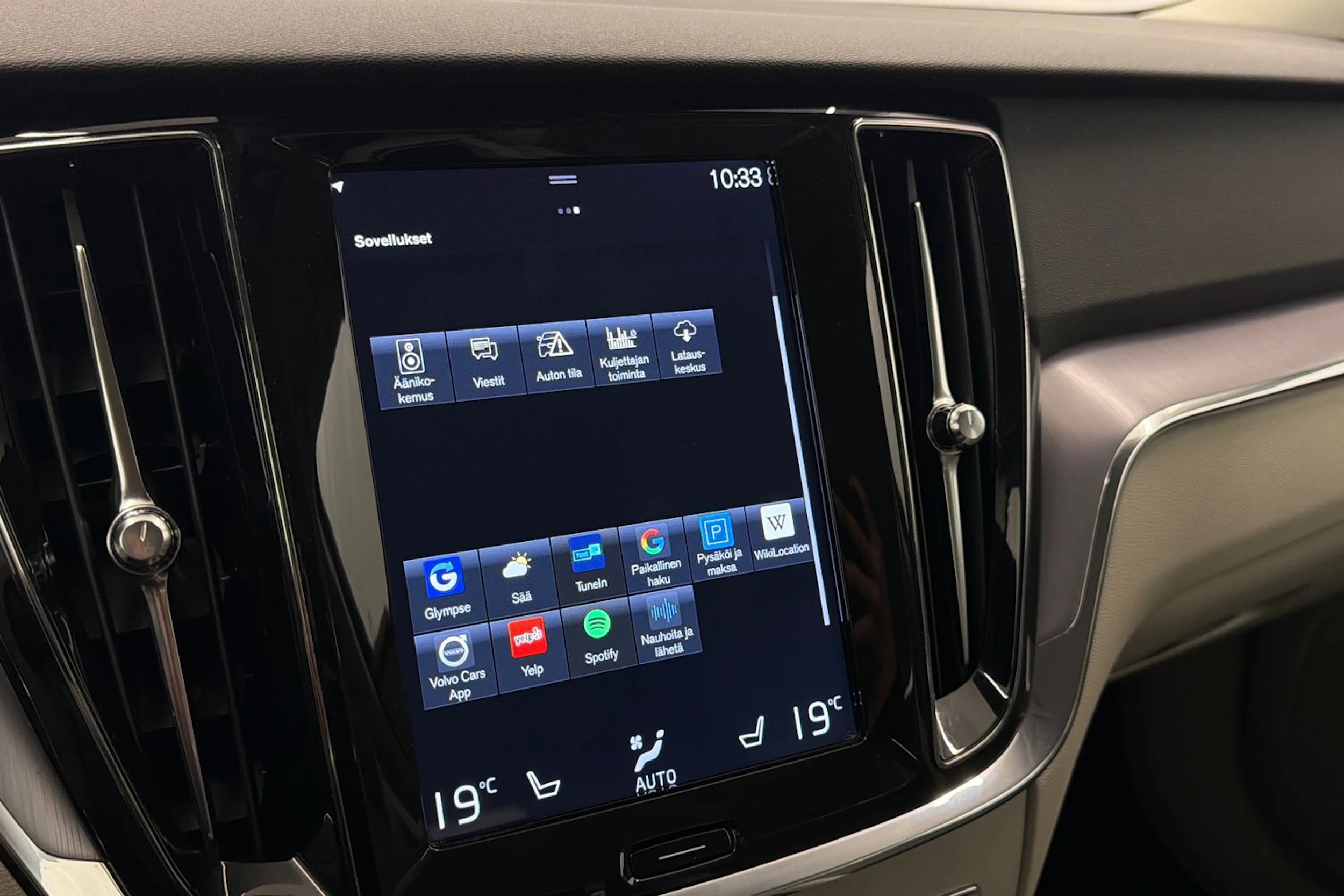 valkoinen Volvo V60 2019 kuva 27.