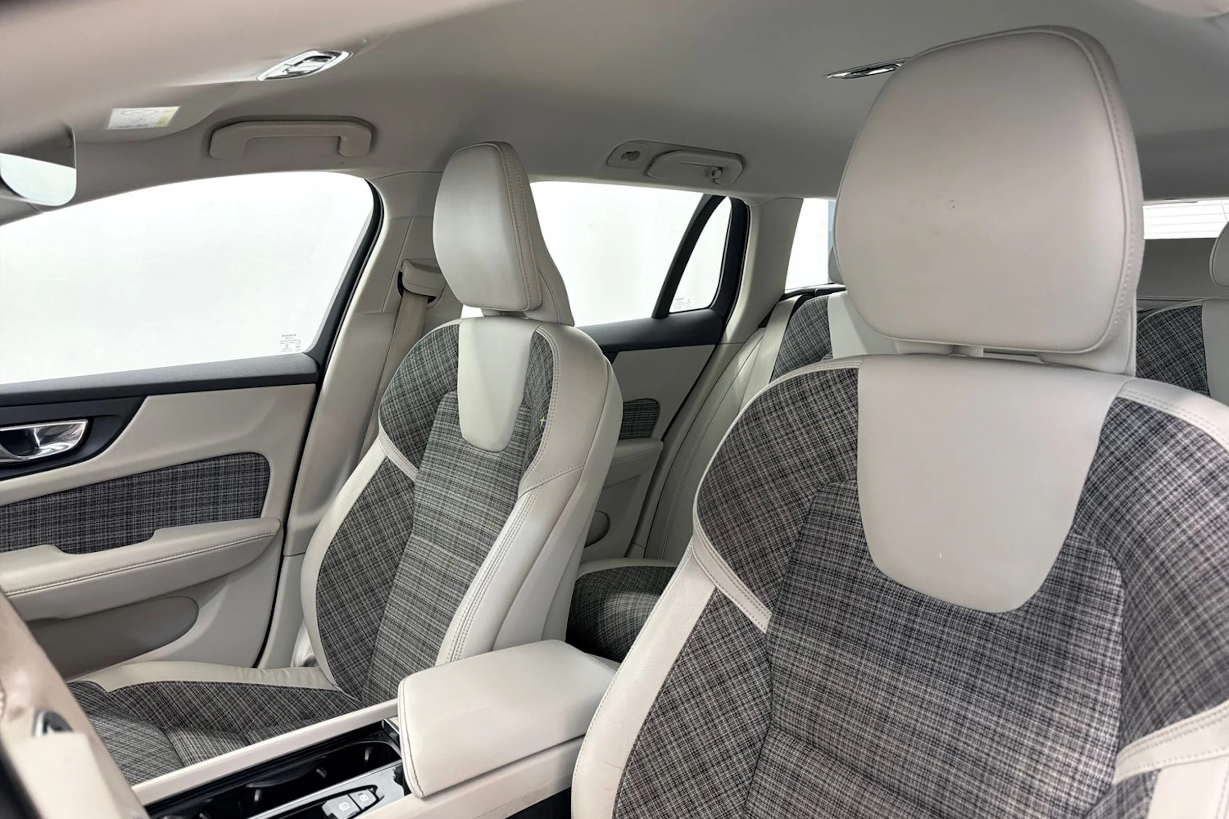 valkoinen Volvo V60 2019 kuva 28.