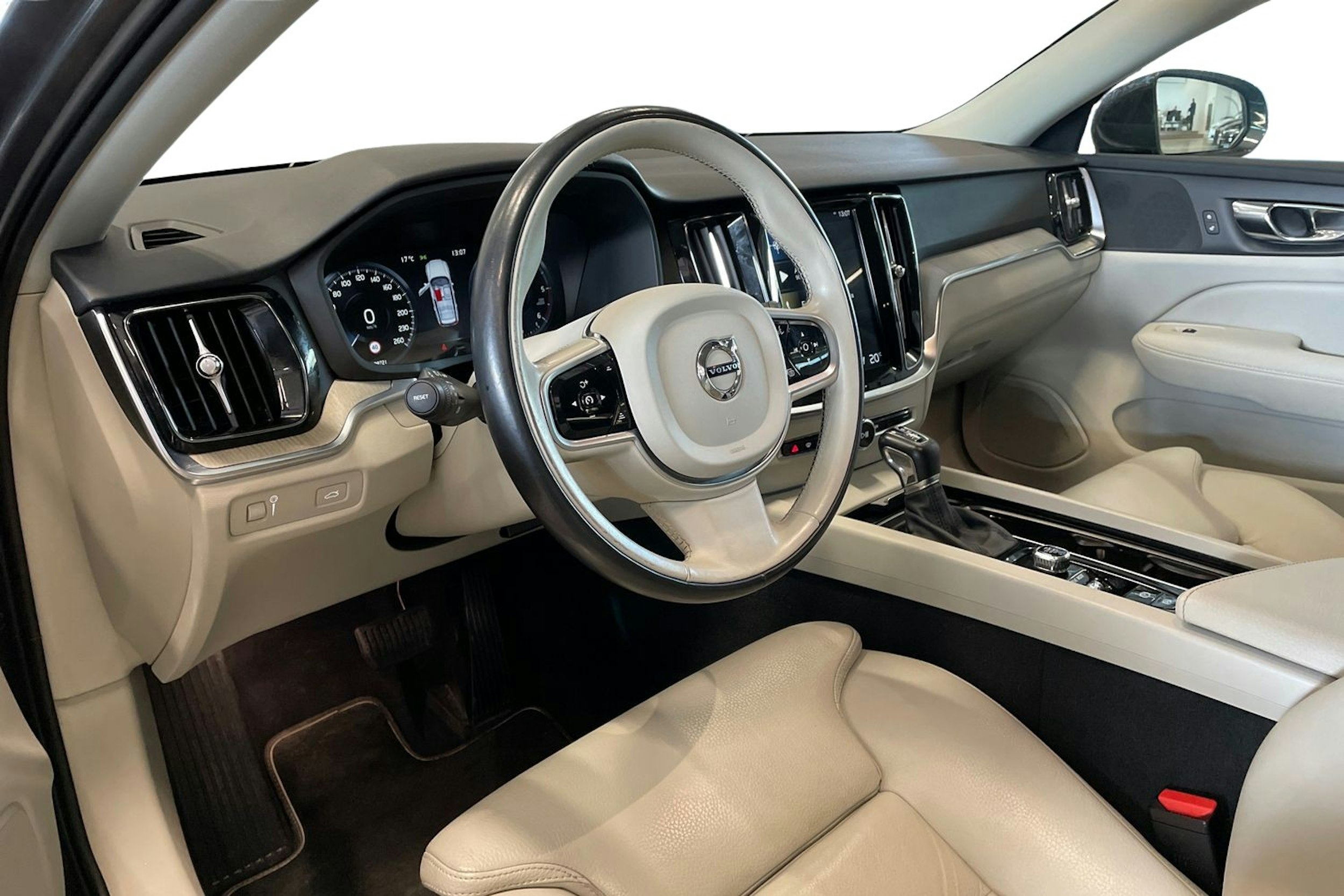 harmaa Volvo V60 2019 kuva 7.
