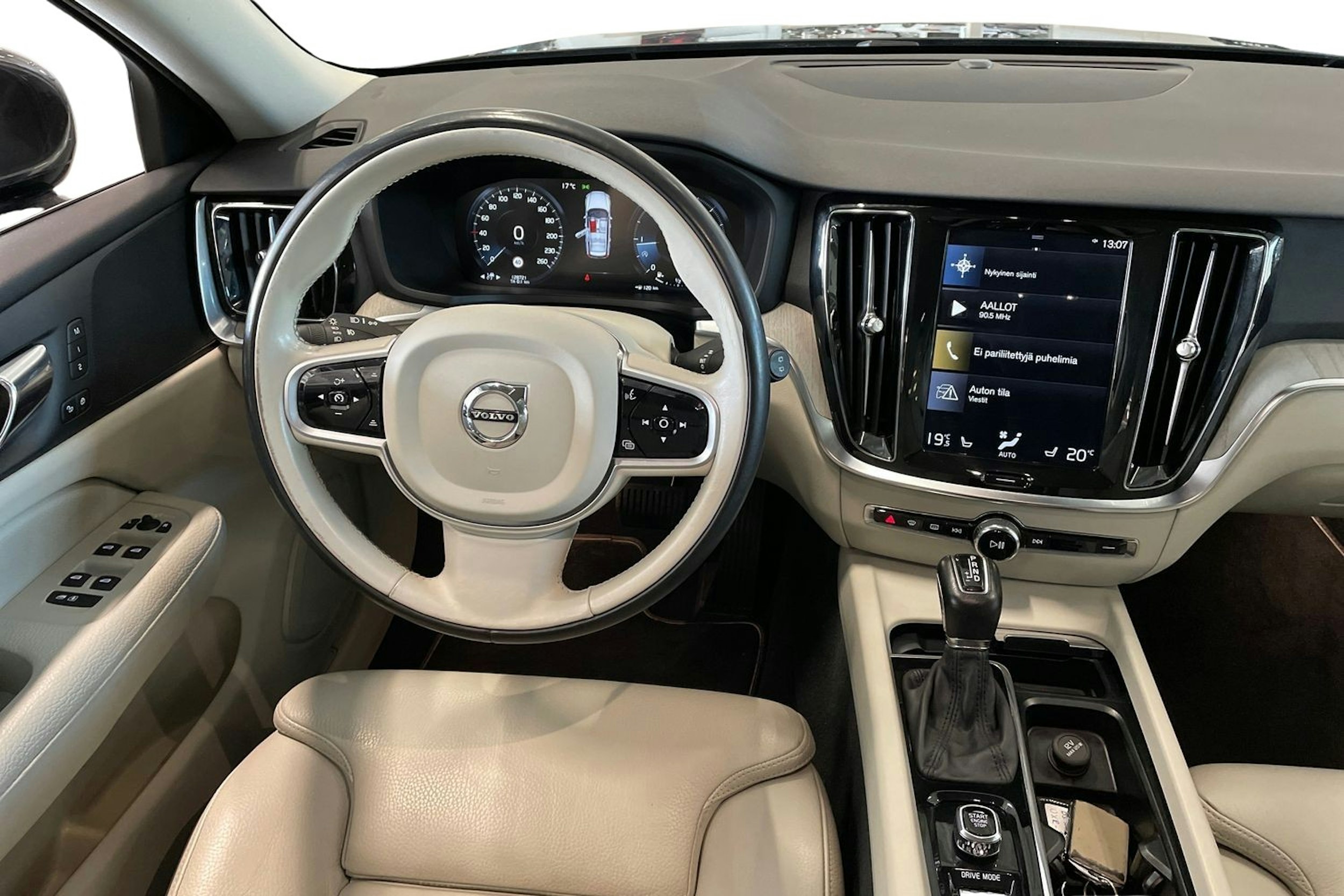harmaa Volvo V60 2019 kuva 9.