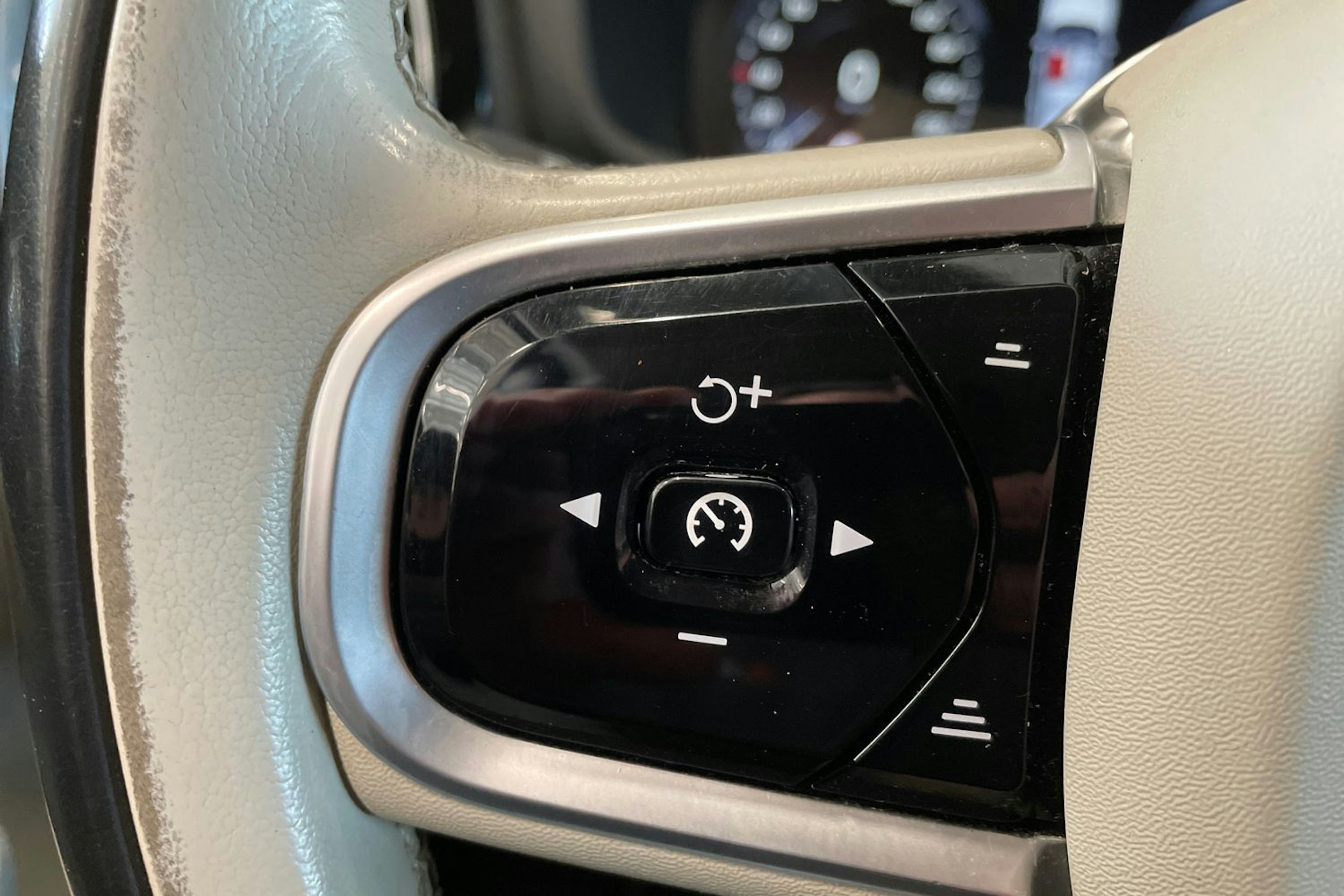 harmaa Volvo V60 2019 kuva 18.