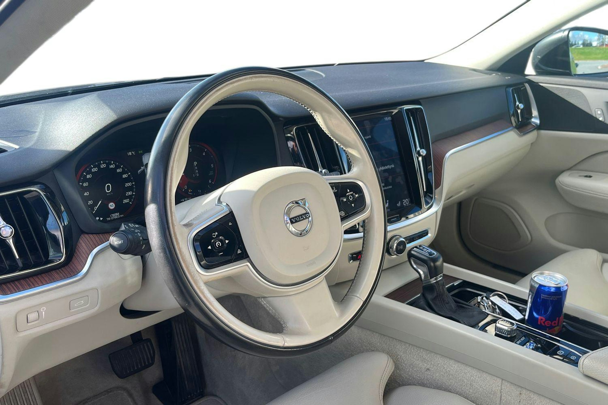 musta Volvo V60 2019 kuva 3.