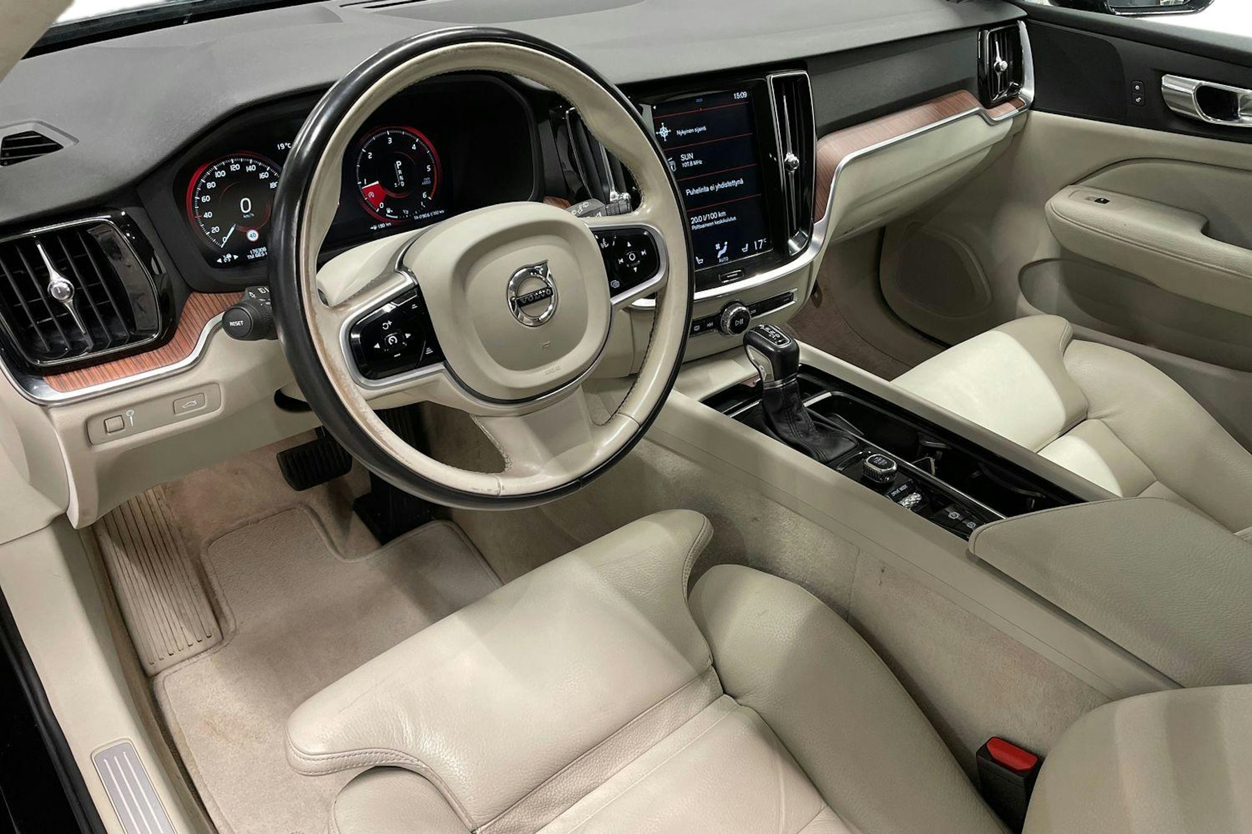 musta Volvo V60 2019 kuva 7.