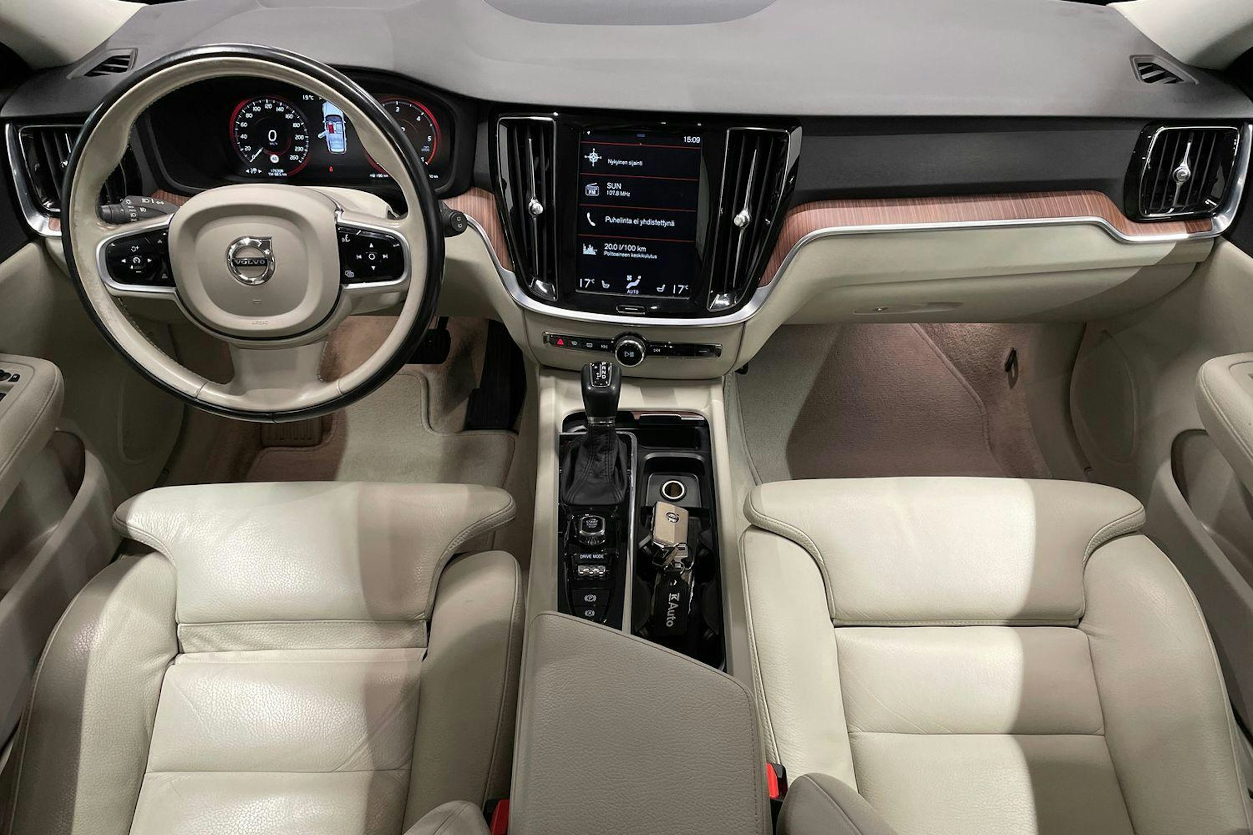 musta Volvo V60 2019 kuva 9.