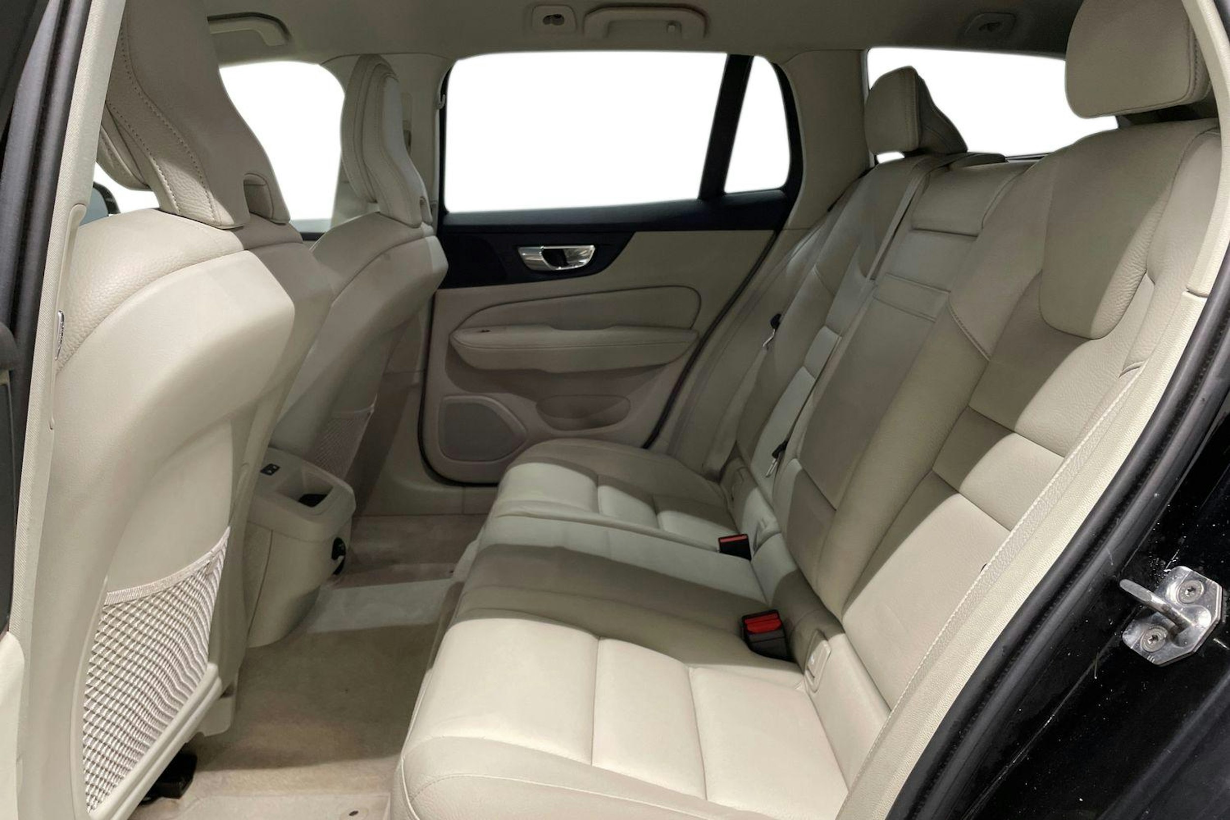 musta Volvo V60 2019 kuva 10.