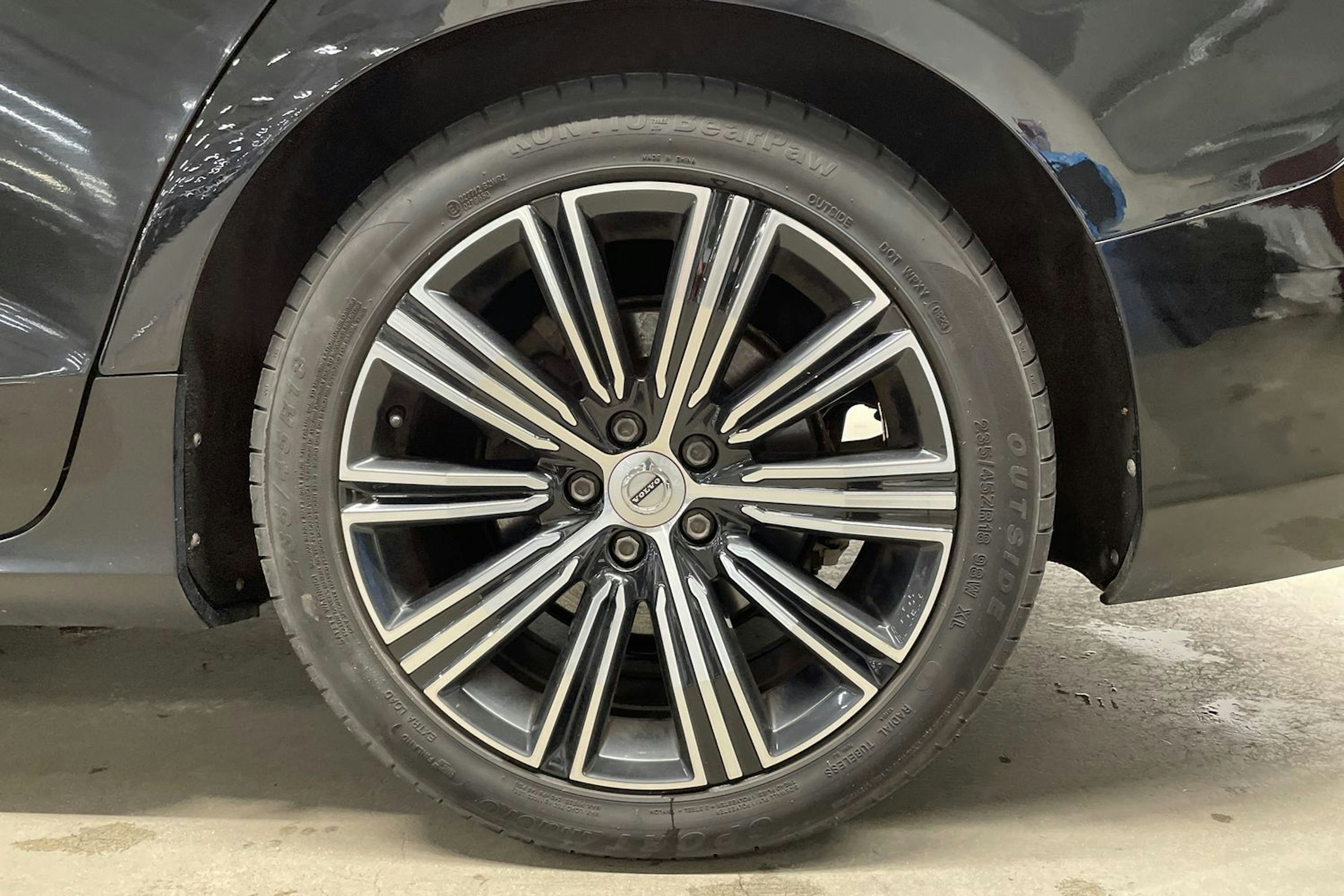 musta Volvo V60 2019 kuva 11.