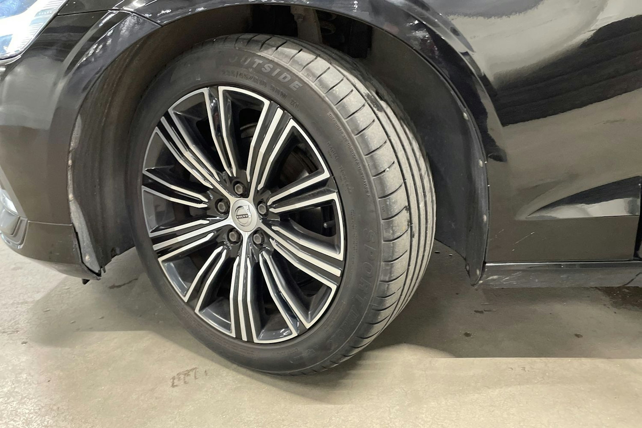 musta Volvo V60 2019 kuva 13.