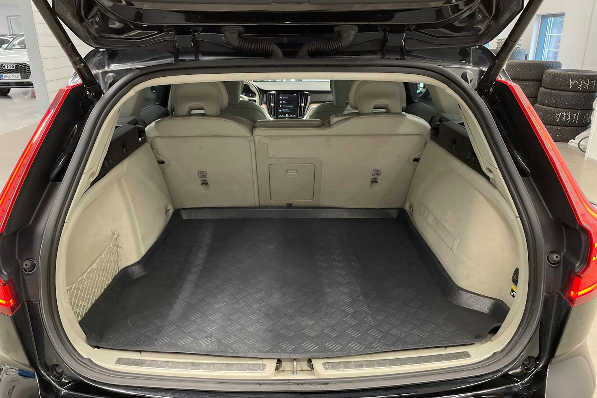 musta Volvo V60 2019 kuva 15.